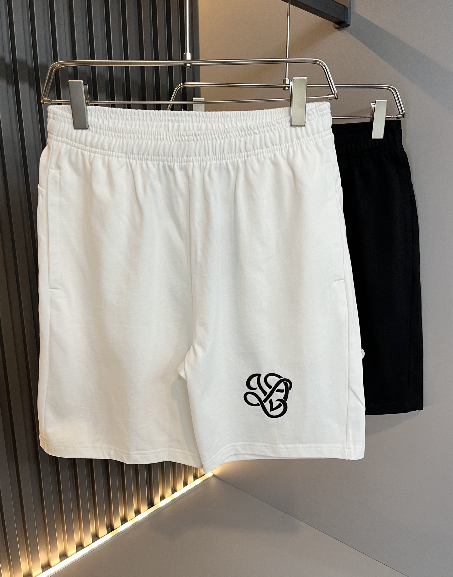 NO:458833,Louis Vuit*on Louis*den 2025 Spring and Summer Men and Women's Logo Casual Shorts, 2025 New Men and Women's Casual Shorts are launched, and it is another masterpiece that makes people shine!  Theme concept of the road *Vieuden, design logo pattern printing decoration!  You can immediately feel its uniqueness when worn on the body, with a strong brand style and a relaxed look that will make you the highlight of the public!  Just because I was planted at a glance, I had to use materials, handicrafts, design and other production processes to the extreme, and imported pure cotton fabrics!  Full cotton!  The texture of this model is quite touching, the specifications and grades are known at the tentacles. The delicateness and breathability are top-notch. It instantly kills all versions in the industry. The versatile and elegant style is popular all over the world as soon as it was released. Hollywood big names and celebrities and internet celebrities are all taking the lead in buying it. I recommend it by myself. I must buy a shorts for men and women this summer!  Size M-2XL, louis vuitton,louis vuitton,shorts,alexander wang19860909Louis Vuit*on路易*登 2025春夏男女同款logo休闲短裤,2025新款男女同款休闲短裤上线了,又是一件让人眼前一亮的佳作！主题概念的路*威登,设计logo图案印花修饰！穿上身马上就能感受到它的与众不同,品牌风格浓烈,轻松的能让你变成大众亮点！只因为一眼就被种草,喜欢就要任性用料、手工、 设计等各方面的制作工序都是做到了极致,百分百进口纯棉的面料！棉质饱满！此款的质感相当感人 触手便知规格档次 细腻程度与透气效果堪称顶级 秒杀业内一切版本的存在.百搭的气质款,一发布就火爆全球,好莱坞大咖 明星大V网红都纷纷抢先入手,自留墙裂推荐,今年夏天必入的一款短裤男女同款！ 尺码M-2XL,,louis vuitton,louis vuitton,shorts,alexander wang,Men's clothing