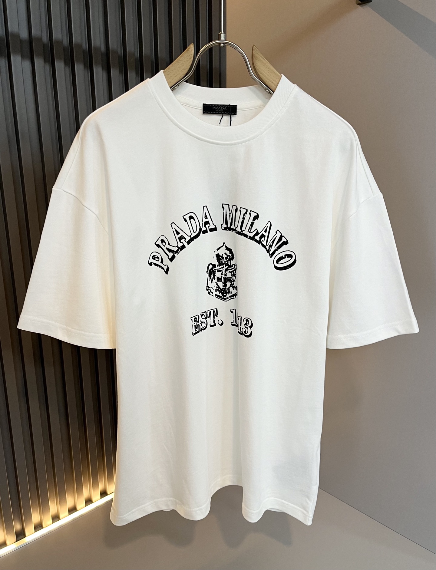 NO:454500,PPRAD*A Pu*da 2025 spring and summer new casual set, the latest model is exclusively available on the entire network!  !  ~ It is classic and fashionable and versatile, who doesn’t like it? It will show the classic again. It is very pleasing to the eye and comes with a low luxury halo and recognition!  Pr*da's traditional brand concept and modern advanced technology are perfectly combined. Coupled with the extremely modern and modern minimalist design, P-family exclusive logo printing design!  Customized 100% imported pure cotton fabric!  The texture of this model is quite touching, the specifications and grades are known with tentacles. The degree of delicateness and breathability are top-notch!  Size M-2XL, prada, alexander wang19860909PPRAD*A普*达 2025春夏新款休闲套装,最新款全网独家首上！！~既经典有时尚百搭,谁不爱啊,将经典再次展现,非常的耐看,自带低奢光环与辨识度！Pr*da传统的品牌理念和现代化的先进技术进行了完美结合.加上极其现代摩登风范的简约设计,p家专属logo印花设计！定制百分百进口纯棉的面料！此款的质感相当感人 触手便知规格档次 细腻程度与透气效果堪称顶级！尺码M-2XL,,prada,alexander wang,Men's clothing