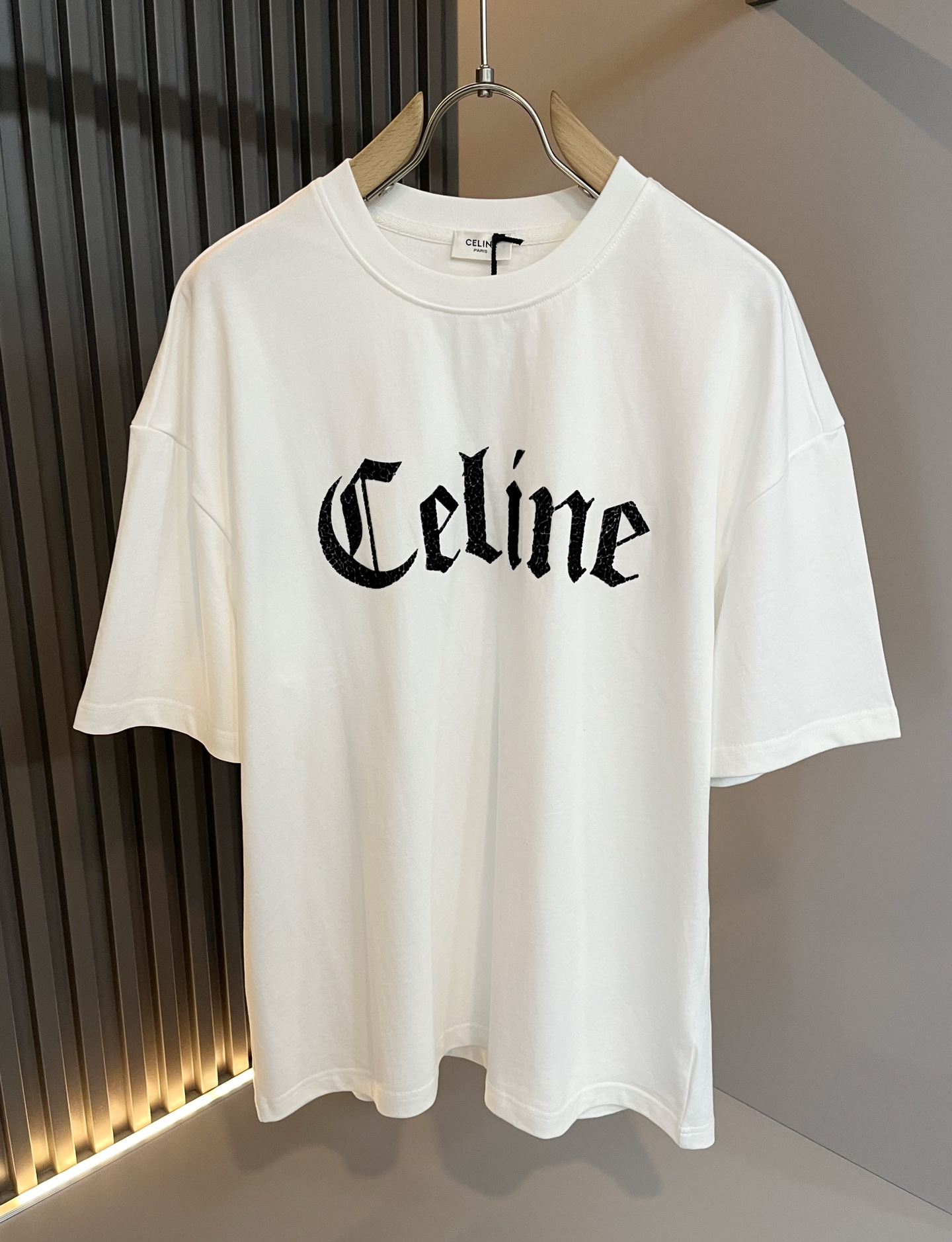 NO:454510,CELIN*Serine 2025 spring and summer new fashionable casual round neck set, classic short-sleeved T-shirt for couples in the same style!  Trading companies have sparse channels and are released on the official website at the same time!  25-year-old fashion new styles are recommended. CE, which is increasingly bursting into new young forces, is indeed exciting to keep the classics while constantly integrating younger elements!  This short Tee, which is newly released in early spring, has a classic logo velvet compression technology design that never goes out of date in front and back!  The contrasting collar design with simple and high-end colors is enough to highlight a brand new theme, and the style setting that takes into account both retro and fashionable can cope with all kinds of temperament styles!  The logo has clear three-dimensional details, highlighting the perfect quality and texture!  Customer-supplied custom-woven cotton fabrics, and they are super white in color. Everyone should hurry up and take them away!  Size M-2XL, celine, T-shirt,tees, t-shirt,alexander wang19860909CELIN*瑟琳 2025春夏新款时尚休闲圆领套装,经典男女同款情侣短袖T恤衫！贸易公司渠道稀出,同步官网发售！25年早春时尚新款推荐,越来越向年轻新势力迸发的CE,除了保留经典的同时,不断融入年轻化元素,确实令人期待！这款早春最新发售的短Tee,前后永不过时的经典Logo压绒工艺设计！搭色简约而又不失高级感的撞色领口设计,足以凸显出全新的主题,复古与时髦兼顾的风格设定,可以应对各种气质范儿穿搭！logo清晰立体的细节,凸显完美的品相与质感！客供定织全棉面料,并且超级显白配色,各位抓紧时间带走吧！尺码M-2XL,,celine,T-shirt,tees，t-shirt,alexander wang,Men's clothing