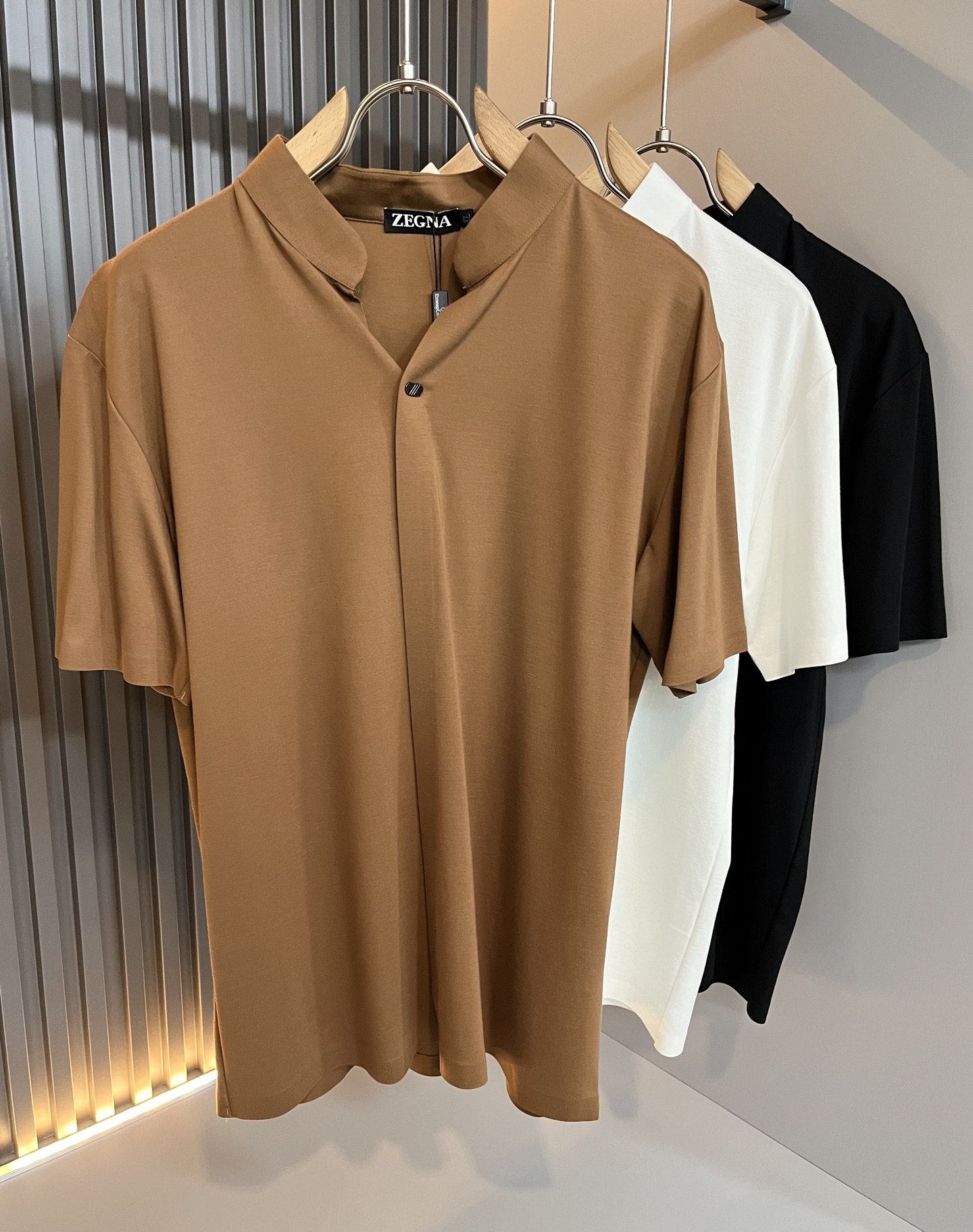 NO:454535,Ermenegildo Zeg*aJia 2025 spring and summer new products for men's casual shirts, foreign trade company orders!  It is one of the classic exclusive fabrics of Zenia!  Hardware logo pattern design on chest!  Customized original ice silk fabric!  The touch is soft and delicate, but the shape is straight and stylish!  Extremely luxurious details... Perfectly interpret high-quality quality. Size M-4XL, zegna, alexander wang19860909Ermenegildo Zeg*a杰*亚 2025春夏新品男士休闲衬衣,外贸公司订单！是杰尼亚经典的专有织物之一！ 胸前五金logo图案设计！定制原版冰丝面料！触感又柔软细腻、但型态又笔挺有型！ 细节奢华极致… 完美演绎高品质品相.尺码M-4XL,,zegna,alexander wang,Men's clothing