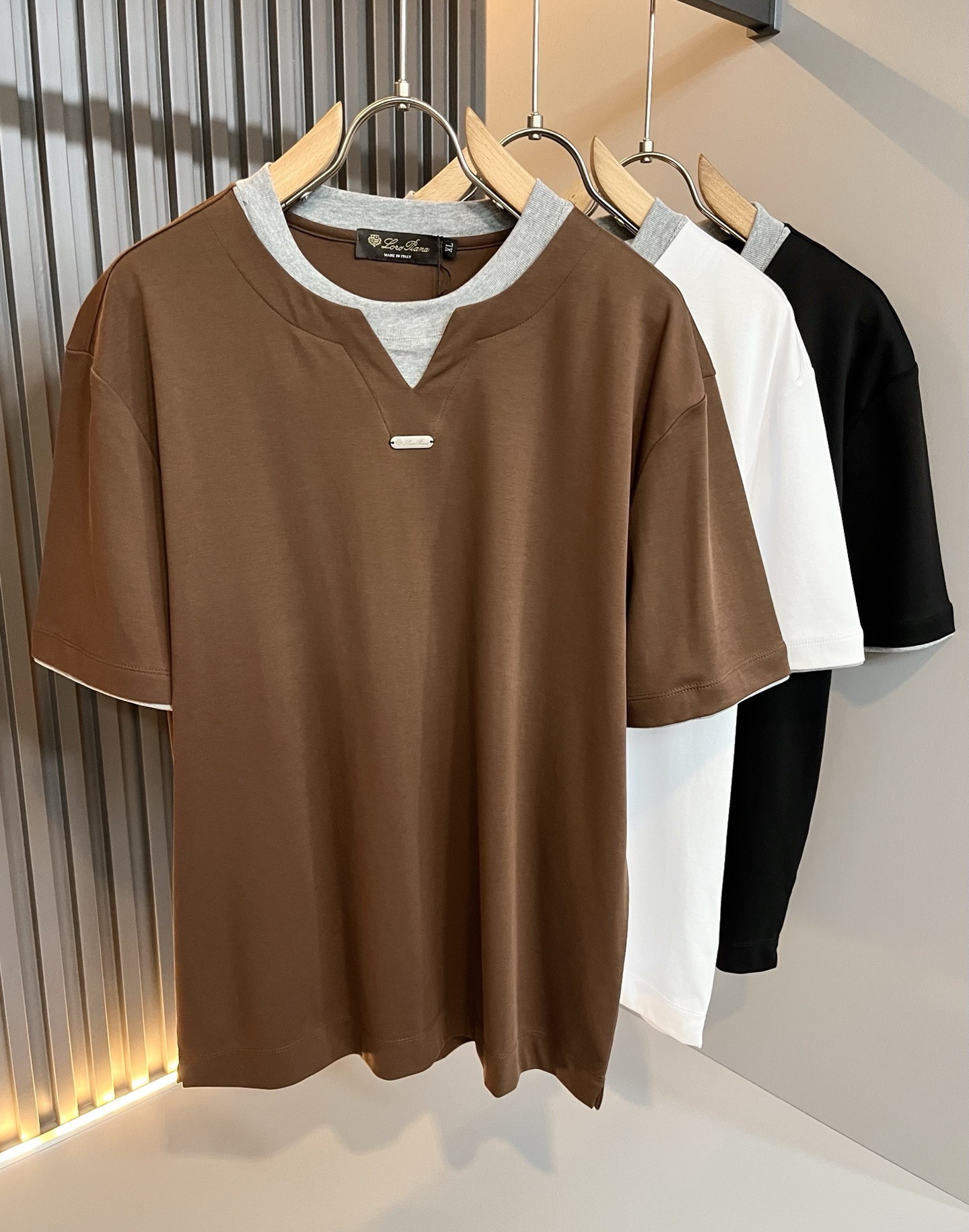 NO:454515,Loro Piana Nuoyou Pianya 2025 Spring and Summer Men’s Fake Two Latest Trade Order Short-Sleeve T-shirts, Full Quality!  !  The upper body is comfortable and breathable, not stiff, and the overall body has a rich three-dimensional feeling, quality export orders, and body logo pattern hardware design!  Customized exclusive pure cotton fabric tailoring to meet the simple needs of commuters for dressing. The upper body is very effective, it looks slim and does not picky about the figure. The fabric workmanship is impeccable. Only good craftsmanship and good fabrics can make you feel good. It is a must-have item for everyone!  Size M-4XL, loro piana, T-shirt,tees, t-shirt,alexander wang19860909Loro Piana诺悠翩雅 2025春夏男士假两件最新的贸易订单短袖T恤,全品相！！上身舒适透气,不僵硬,整体有着丰富的立体感,品质出口订单,衣身logo图案五金设计！定制专属纯棉面料剪裁,满足通勤人们对于着装的简约需求,上身效果很好,显瘦,不挑剔身材.面料做工....无可挑剔,好工艺好面料才能穿出好品味一款,人手必备单品！尺码M-4XL,,loro piana,T-shirt,tees，t-shirt,alexander wang,Men's clothing