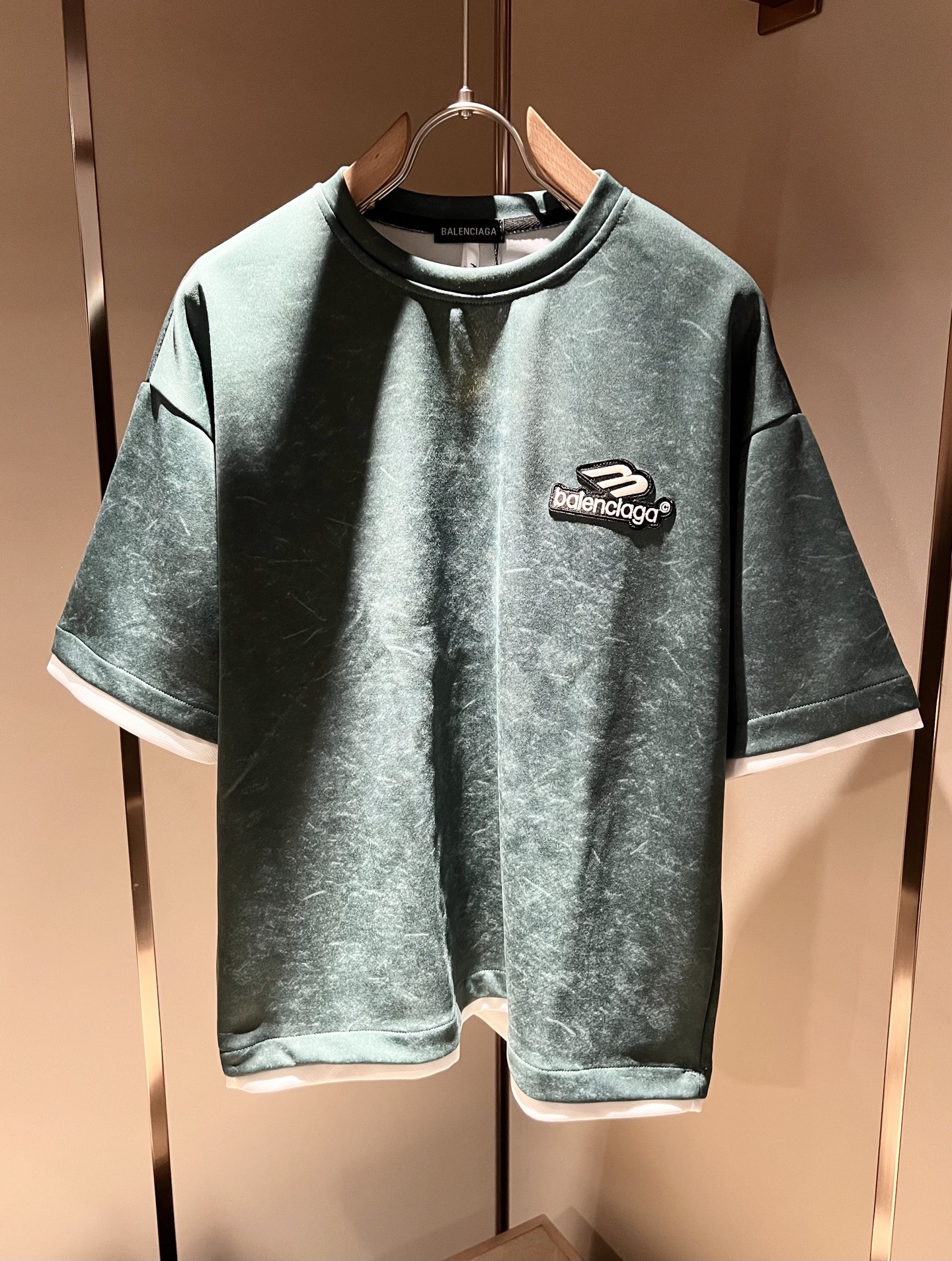 NO:454501,BALENCIA* Paris* Home 2025 Spring and Summer Latest Casual Set, Embroidery Logo Design for Men and Women!  Trading companies have sparse channels and are released on the official website at the same time!  Basically, it will have its back every season, and I look forward to the performances of all trendy men and women!  This model is made of top-grade pure cotton washing water materials!  It is hard to pick on whether it is skin-friendly or breathable when worn in close-fitting!  The upper body looks very white and supports the complexion of the skin!  Loose style cut, both men and women can easily match your own fashionable and high-end outfit!  Size M-4XL, balenciaga, alexander wang19860909BALENCIA*巴黎*家 2025春夏最新款休闲套装,男女同款刺绣logo设计！贸易公司渠道稀出,同步官网发售！基本每一季都会有它的背影所在,期待着所有潮男潮女们的演绎！此款选用客供顶级纯棉洗水材质打造！贴身穿着亲肤感与透气性都无法挑剔！上身非常的显白承托肤色！宽松版型裁剪,无论男女皆可轻松搭配出属于自我的时尚高级穿搭！尺码M-4XL,,balenciaga,alexander wang,Men's clothing