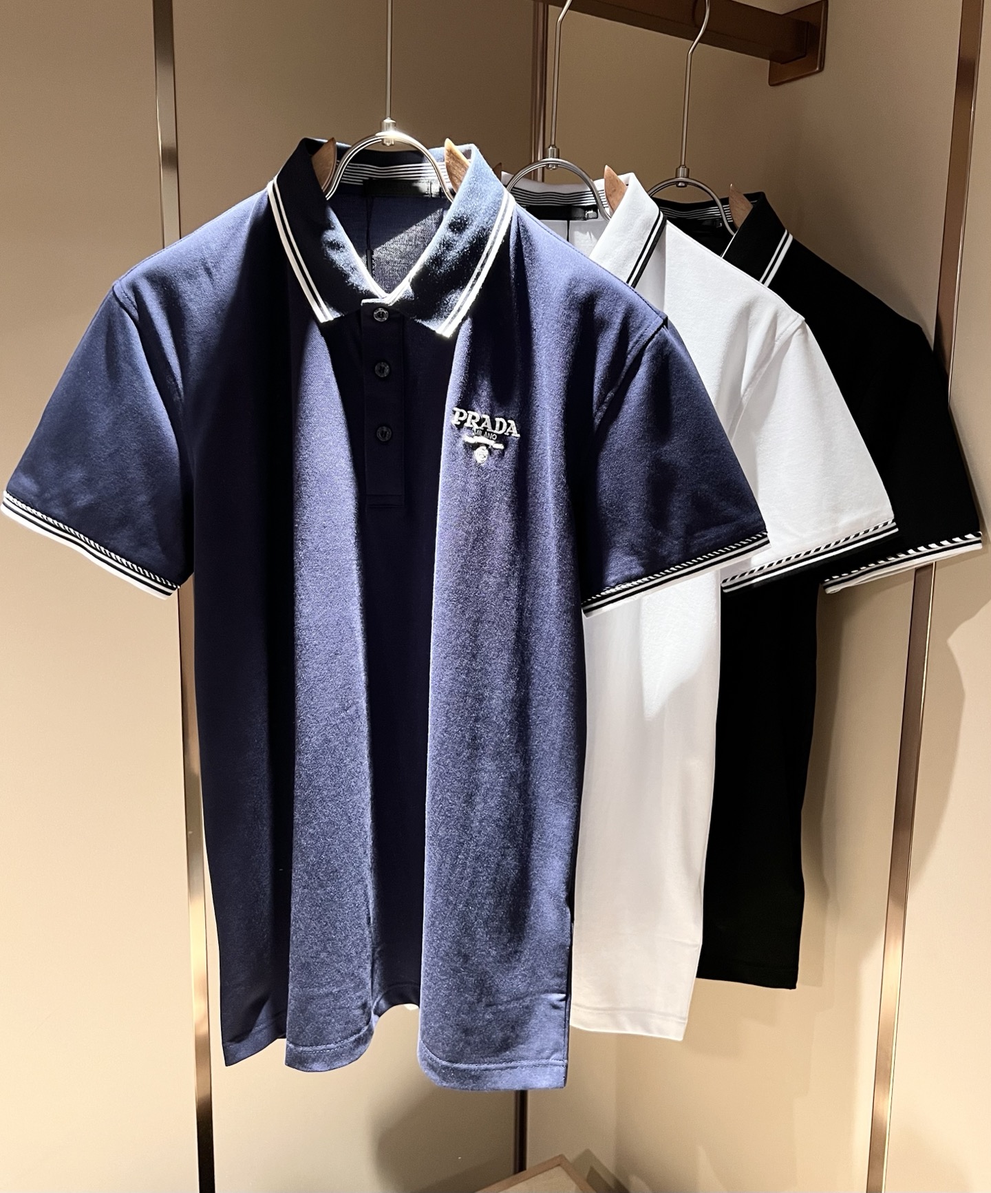 NO:454498,Prad*Pu*da 2025 spring and summer new classic element short-sleeved Polo shirt, a classic and elegant style, the kind that can be worn for ten years, you must collect a few pieces, and you must collect the rare and exquisite style!  A good taste!  It is important that it cannot avoid any season when it is imported 100% top-grade bead floor cotton!  Fine weaving!  solid!  One of the best cottons recognized in the world!  The texture is perfect! Chest logo embroidery design!  Perfectly enrich everyone's visual sense!  Make you feel clean and neat!  Fashionable and beautiful!  !  Only by wearing Prada's short-sleeved shirt can you know what is worth it!  PRADA has always been a quality life pursued by European aristocrats and upper class scholars. This simple and casual versatile T-shirt is a personal luxury item with fashionable colors. Luxury materials and rigorous craftsmanship are the main tools for PRADA to attract fans. The flat and stylish round neck is warm, comfortable and easy to wear, with its own tone and handsome, and it is truly a world-class style!  The brand's design details are very exquisite, the upper body is light and stylish, and you have to buy the latest T-shirt every season. Faced with this consumable, it will save you the trouble of going out and outfitting. There are many letter T-shirts on the market, but this one is still rare to see. The streamlined tailoring and a light casual and artistic temperament give you enough spring to arrange the surface. Every person who pursues fashion, you might as well try it on the upper body!  Size M-3XL, prada, prada, T-shirt,tees, t-shirt,alexander wang19860909Prad*普*达 2025春夏季新款经典元素短袖Polo衫,经典大方的款式,可以穿十年都还是流行的那种,你一定要收藏几件,难得精致极致的款,你一定要收！好品味的一件！重要到哪个季节都绕不开它百分百进口顶级珠地棉！织法精细！结实！世界公认最好的棉之一！手感质感都极完美! 胸口logo刺绣设计！完美的丰富大家的视觉感！让你感觉干净利落！时尚又好看！！穿上普拉达的这款短袖,才知道什么是人间太值得！PRADA一直都是欧洲贵族和上流社会雅士追求的品质生活这款简易休闲百搭T恤更是穿出个人奢侈的单品色彩时尚 奢侈的材质和严谨的工艺是PRADA圈粉的主要利器平整有型的圆领,版型温暖舒适好穿又好搭,自带腔调和帅气,真正的一款打天下！品牌的设计细节十分考究,上身轻便有型,每季都要入手最新的T恤,面对这种消耗品,直接省了你出门穿搭的烦恼,市面上的字母T恤有很多,但这款还很难得一见了,信手拈来的流线剪裁,淡淡的休闲文艺气质,给足春日的排面,每个对时髦度有追求的你,都不妨上身一试！尺码M-3XL,,prada,prada,T-shirt,tees，t-shirt,alexander wang,Men's clothing