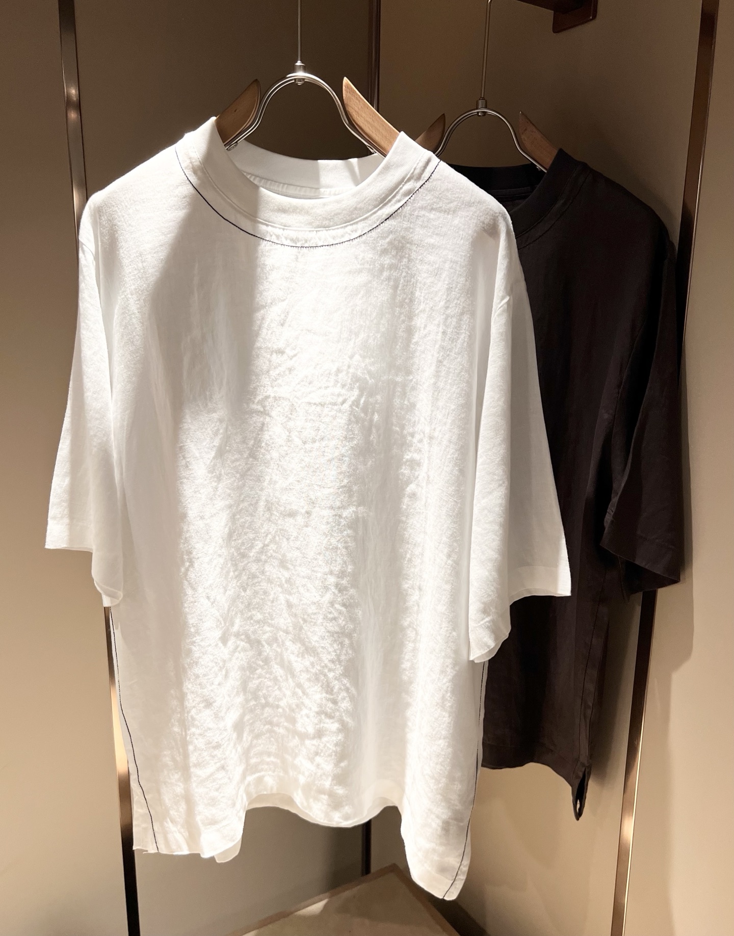 NO:455852,PRAD*A Pu*da 2025 spring and summer new short-sleeved T-shirt for men and women, the latest model is exclusively available on the entire network!  !  ~ It is classic and fashionable and versatile, who doesn’t like it? It will show the classic again. It is very pleasing to the eye and comes with a low luxury halo and recognition!  Pr*da's traditional brand concept and modern advanced technology are perfectly combined. Coupled with the extremely modern and modern minimalist design, P-family exclusive logo pattern design!  Customized 100% imported cotton and linen fabric!  The texture of this model is quite touching, the specifications and grades are known with tentacles. The degree of delicateness and breathability are top-notch!  Size S-L, prada, T-shirt,tees, t-shirt,alexander wang19860909PRAD*A普*达2025春夏新款男女同款短袖T恤,最新款全网独家首上！！~既经典有时尚百搭,谁不爱啊,将经典再次展现,非常的耐看,自带低奢光环与辨识度！Pr*da传统的品牌理念和现代化的先进技术进行了完美结合.加上极其现代摩登风范的简约设计,p家专属logo图案设计！定制百分百进口棉麻面料！此款的质感相当感人 触手便知规格档次 细腻程度与透气效果堪称顶级！尺码S-L,,prada,T-shirt,tees，t-shirt,alexander wang,Men's clothing