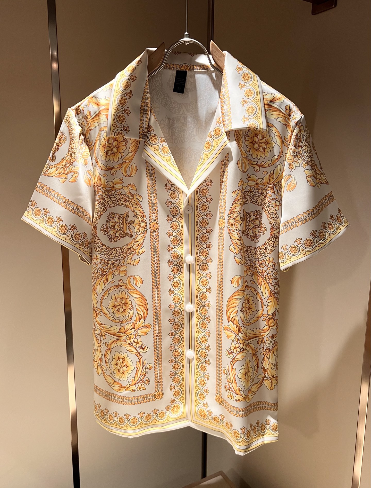 NO:454493,VERS*CE/Fan*zhe 2025 spring and summer new product original single pajama silk set VERS*CE/Fan*zhe Trading company channel product value recommendation, panoramic printed letter logo pattern decoration is extremely exquisite to highlight the gradient effect!  The heavy craftsmanship is created with a strong three-dimensional sense, and only advanced German equipment can produce it, highlighting the invincible visual luxury, with a very high craftsmanship level and a very important craftsmanship!  Customer-supplied imported silk fabrics, excellent skin-friendly, extremely perfect details, impeccable, excellent upper body effect, very eye-catching, unquestionable, excellent return rate, excellent items in the closet to improve vision, are very handsome, whether they are worn inside or alone. Size M-3XL, versace, real silk, alexander wang19860909VERS*CE/范*哲 2025春夏新品原单睡衣真丝套装VERS*CE/范*哲 贸易公司渠道 产品 值的推荐 ,全景印花字母logo图案装饰极为精致凸显渐变效果！重磅工艺打造,立体感极强,唯有德国先进设备方能制作,凸显了视觉无敌的震撼奢华,工艺水准极高,非常重工匠心！客供进口真丝面料,亲肤性绝佳,细节极致完美,无可挑剔,上身效果非常出色,非常招眼吸睛,回头率毋庸置疑,衣橱里改良视觉的绝佳单品,无论内搭还是单穿都爆帅十足.尺码M-3XL,,versace,real silk,alexander wang,Men's clothing