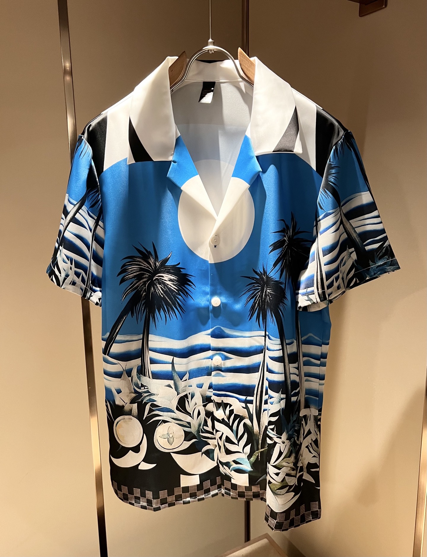 NO:454521,Louis Vuit*on Louis Family New Monogram Series 2025 Spring and Summer!  Light luxury casual suit, pajamas set for the same style for men and women!  The new high-end Louis family has always been so flawless, and creative designs are emerging one after another. If you don’t buy a few Louis items this spring and summer, you can’t be considered a fashion expert. Monogram logo design for clothes!  Custom silk fabric!  The iconic elements of Louis are really something that everyone loves. They are super soft and resilient, from world-class trade-level OEM channels, with extremely rare quantity and no help after selling out. Monogram three-dimensional logo presents an extraordinary texture, clean and neat. This is the Louis family's unique skill and the latest craftsmanship this quarter. The degree of meticulousness has reached the top, and the loose cut style design is unique. It is a fusion of luxury and fashion!  Size M-3XL, louis vuitton,louis vuitton,alexander wang19860909Louis Vuit*on 路易家族 2025春夏新款Monogram系列！轻奢休闲套装,男女同款睡衣套装！路易家族的新高端,细节品质永远的那么完美无瑕,创意设计层出不穷.今年春夏季节没有入手几件路易你算不上时尚达人.衣身Monogram 标识logo图案设计！定制丝绸面料！诠释路易的标志性元素,实属人见人爱的东西.超级柔软且具有韧性,来自世界级贸易级别的代工厂渠道,数量极其稀少售完无补.Monogram立体Logo呈现不一般的质感,干净俐落.这是路易家族的看家绝活也是本季度的最新工艺.细致化程度已经达到顶端了,宽松剪裁的版型设计堪称一绝.属于奢华与时尚的融合！尺码M-3XL,,louis vuitton,louis vuitton,alexander wang,Men's clothing