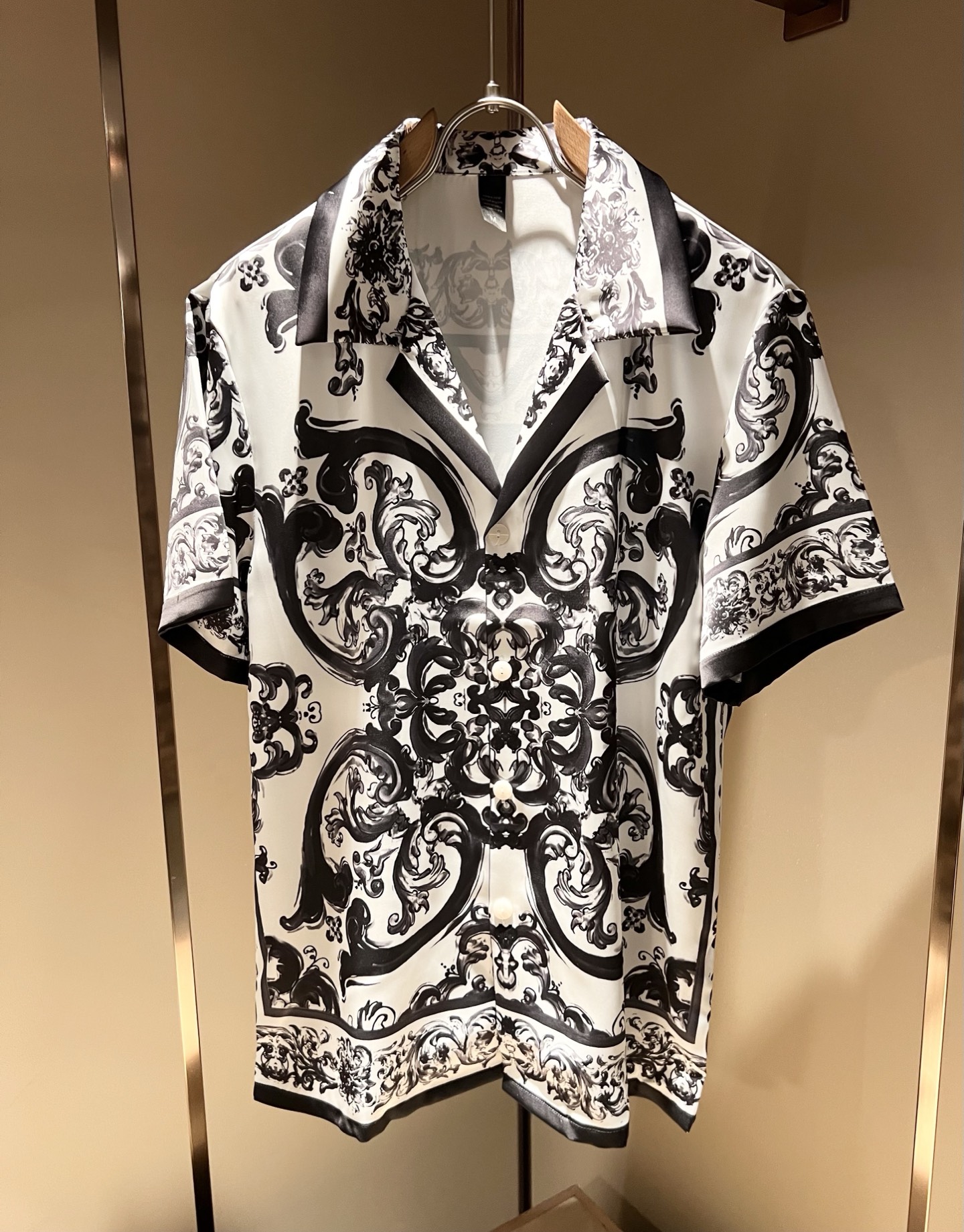 NO:454511,VERS*CE/Fan*zhe 2025 spring and summer new product original single pajama silk set VERS*CE/Fan*zhe Trading company channel product value recommendation, panoramic printed letter logo pattern decoration is extremely exquisite to highlight the gradient effect!  The heavy craftsmanship is created with a strong sense of three-dimensionality, and only advanced German equipment can be made, highlighting the invincible visual luxury, with a very high craftsmanship level and a very important craftsmanship!  Customer-supplied imported silk fabrics, excellent skin-friendly, extremely perfect details, impeccable, excellent upper body effect, very eye-catching, unquestionable, excellent return rate, excellent items in the closet to improve vision, are very handsome, whether they are worn inside or alone. Size M-3XL, versace, real silk, alexander wang19860909VERS*CE/范*哲 2025春夏新品原单睡衣真丝套装VERS*CE/范*哲 贸易公司渠道 产品 值的推荐 ,全景印花字母logo图案装饰极为精致凸显渐变效果！重磅工艺打造,立体感极强,唯有德国先进设备方能制作,凸显了视觉无敌的震撼奢华,工艺水准极高,非常重工匠心！客供进口真丝面料,亲肤性绝佳,细节极致完美,无可挑剔,上身效果非常出色,非常招眼吸睛,回头率毋庸置疑,衣橱里改良视觉的绝佳单品,无论内搭还是单穿都爆帅十足.尺码M-3XL,,versace,real silk,alexander wang,Men's clothing