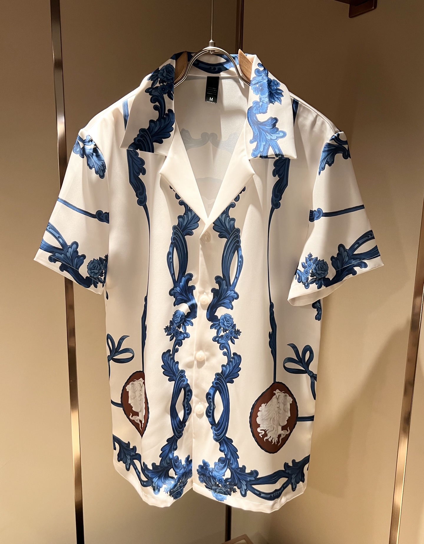 NO:454502,VERS*CE/Fan*zhe 2025 spring and summer new product original single pajama silk set VERS*CE/Fan*zhe Trading company channel product value recommendation, panoramic printed letter logo pattern decoration is extremely exquisite to highlight the gradient effect!  The heavy craftsmanship is created with a strong sense of three-dimensionality, and only advanced German equipment can be made, highlighting the invincible visual luxury, with a very high craftsmanship level and a very important craftsmanship!  Customer-supplied imported silk fabrics, excellent skin-friendly, extremely perfect details, impeccable, excellent upper body effect, very eye-catching, unquestionable, excellent return rate, excellent items in the closet to improve vision, are very handsome, whether they are worn inside or alone. Size M-3XL, versace, real silk, alexander wang19860909VERS*CE/范*哲 2025春夏新品原单睡衣真丝套装VERS*CE/范*哲 贸易公司渠道 产品 值的推荐 ,全景印花字母logo图案装饰极为精致凸显渐变效果！重磅工艺打造,立体感极强,唯有德国先进设备方能制作,凸显了视觉无敌的震撼奢华,工艺水准极高,非常重工匠心！客供进口真丝面料,亲肤性绝佳,细节极致完美,无可挑剔,上身效果非常出色,非常招眼吸睛,回头率毋庸置疑,衣橱里改良视觉的绝佳单品,无论内搭还是单穿都爆帅十足.尺码M-3XL,,versace,real silk,alexander wang,Men's clothing