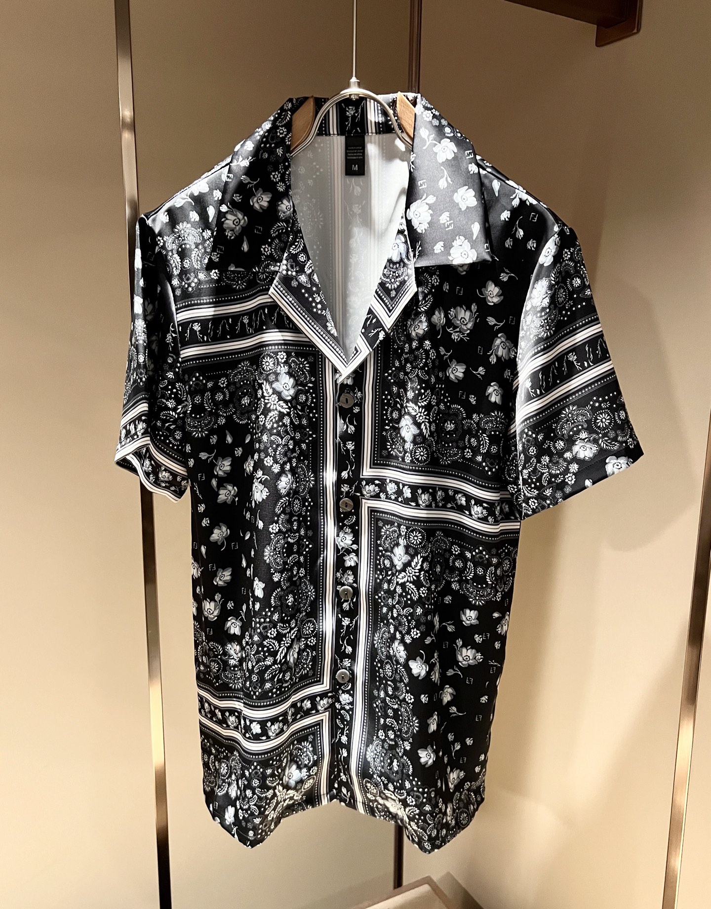 NO:454531,FEN*I 2025 spring and summer new men and women pajamas set, original Italian orders, popular FD family items, representative and full of specifications, boutiques that all FD fans are worth buying!  Pure Yidian channel orders, high-end and popular products from the FD family, very popular items at the moment, and the panoramic iconic FF letter logo decoration!  High-end goods worth keeping and giving away to others!  The most classic BUGS series of styles in the FD family are trendy and beautiful, with a full sense of trend, a very high sense of grade and specification, and use a very classic two-color combination, giving people a strong visual impact and a very high recognition. The top exclusive pure cotton fabric is created, with a soft, delicate and comfortable touch, and the quality is quite high-end and classy!  Perfectly interprets the charm of the brand and leaves a deep impression. It is more fashionable and charming. It has simple, elegant and fashionable upper body, and is even more stressful for outfits!  The inner wear alone is very delicious and beautiful scenery that cannot be ignored!  Size M-3XL, fendi,dior,alexander wang19860909FEN*I 芬*迪 2025春夏新款男女同款睡衣套装,意大利原厂订单,FD家族人气单品,代表性十足,规格感十足的精品,所有FD粉丝都值得抢购的精品！纯正意代渠道订单,FD家族的高奢人气爆款产物,当下十分火爆的单品,全景标志性FF字母标识logo修饰！值得自留和送人的高端货！FD家族最为经典的BUGS系列款式单品,新潮又好看,潮流气息感十足,档次规格感极高,并且采用十分经典的双色搭配,给人的视觉冲击感相当强烈,有着极高的辨识度,顶级专属纯棉面料,打造,触感柔软细腻舒适,品相相当高级有档次！完美诠释品牌魅力,给人留下深刻印象.更具时尚与韵味,上身简约大方时尚,对于穿搭更是毫无压力！单穿内搭都极有味道,不可忽视的靓丽风景线！ 尺码M-3XL,,fendi,dior,alexander wang,Men's clothing