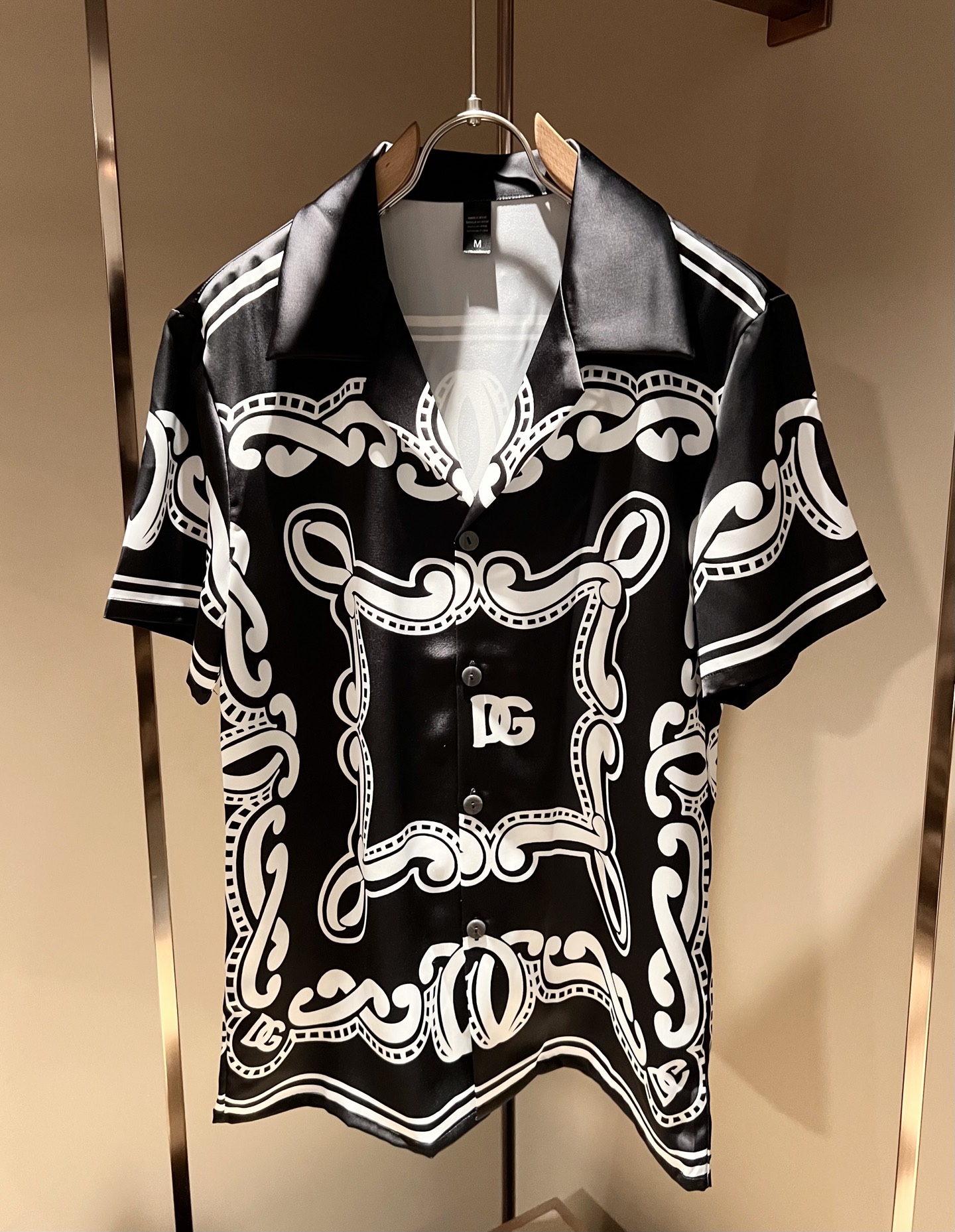 NO:454496,Dolce&Gabba*a 2025 spring and summer new men and women pajamas set, released simultaneously in the counter!  Customized exclusive silk cotton fabric, with letter logo pattern printing technology design on the chest!  Simple and generous, calm and versatile, extremely high-end, perfectly integrated with fashion and style, a top fashionable style that perfectly suits the outside wear!  The overall feeling is natural!  The ultimate classic versatile short-sleeved T-shirt, the ultimate heavy industry and the ultimate perfection!  Fans who pursue high quality are please buy them by themselves, and all fans who know the goods are invited to appreciate this model together!  !  Size M-3XL, Dolce & Gabbana, Dolce & Gabbana, T-shirt,tees, t-shirt,alexander wang19860909Dolce&Gabba*a 杜嘉*纳2025春夏新款男女同款睡衣套装,专柜同步发售！定制专属丝绸棉面料,胸前字母logo图案印花工艺设计！简约大方,从容百搭,档次极高,完美融入时尚还有风情感一款完美符合外穿的顶尖时髦气质款！整体给人浑然天成的感觉！极致经典的百搭型短袖T恤,极致的重工极致的完美！追求高品质的粉丝们请自行抢购,诚邀所有识货的粉丝一同鉴赏此款！！尺码M-3XL,,Dolce&Gabbana,Dolce&Gabbana,T-shirt,tees，t-shirt,alexander wang,Men's clothing