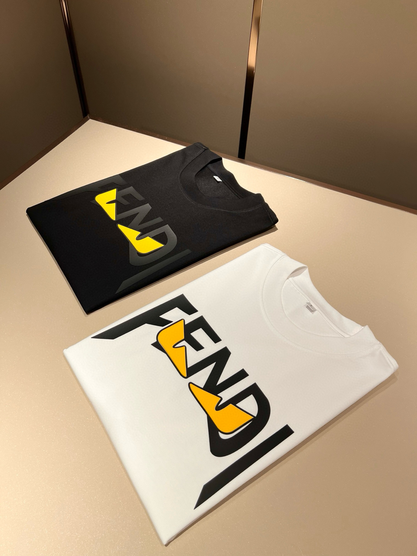 NO:454506,FEN*I FEN*Di's new spring and summer 2025 FD family FF men and women base shirt, versatile and simple short sleeves for men and women. Original Italian orders, popular FD family items, simple and pure colors. The FD family's enduring iconic products, high-quality products with full representation and full specifications, and high-quality products that all FD fans are worth buying!  Pure Yidian channel orders, high-end and popular products from the FD family, very popular items at the moment, and iconic letter logo pattern glue-on modification!  High-end goods worth keeping and giving away to others!  It is trendy and beautiful, with a full sense of trendy atmosphere, and has a very high level and specifications. It uses a very classic black and white color combination, giving people a strong visual impact and has a very high recognition. It is top-quality exclusive pure cotton fabric, created with a soft, delicate and comfortable touch, and has a very high-end and classy appearance!  Perfectly interprets the charm of the brand and leaves a deep impression. It is more fashionable and charming. It has simple, elegant and fashionable upper body, and is even more stressful for outfits!  The inner wear alone is very delicious and beautiful scenery that cannot be ignored!  Size M-4XL, fendi,dior,T-shirt,alexander wang19860909FEN*I 芬*迪2025春夏新款FD家族FF男女同款打底衫,男女同款百搭极简短袖.意大利原厂订单,FD家族人气单品,简约纯色系打造.FD家族经久不衰的标志性臻品,代表性十足,规格感十足的精品,所有FD粉丝都值得抢购的精品！纯正意代渠道订单,FD家族的高奢人气爆款产物,当下十分火爆的单品,标志性字母logo图案压胶修饰！值得自留和送人的高端货！新潮又好看,潮流气息感十足,档次规格感极高,并且采用十分经典的的黑白双色搭配,给人的视觉冲击感相当强烈,有着极高的辨识度,顶级专属纯棉面料,打造,触感柔软细腻舒适,品相相当高级有档次！完美诠释品牌魅力,给人留下深刻印象.更具时尚与韵味,上身简约大方时尚,对于穿搭更是毫无压力！单穿内搭都极有味道,不可忽视的靓丽风景线！ 尺码M-4XL,,fendi,dior,T-shirt,alexander wang,Men's clothing