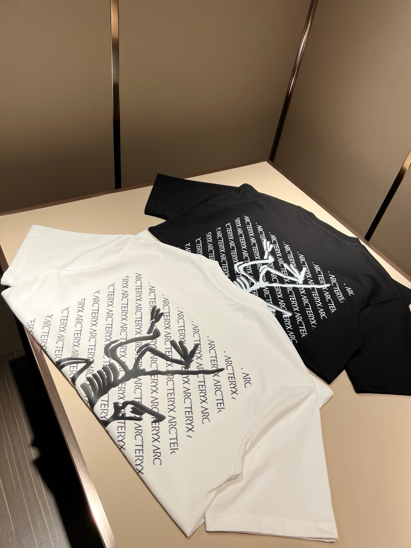 NO:454516,ARCTER*X Original Archaeological Bird 2025 spring and summer new short-sleeved T-shirt outdoor brands for men and women, perhaps the first thing that comes to mind is Canadian goose and Archaeological Bird. It gives people a feeling of trying out the label!  In addition to being quite accomplished in style design, the most obvious or most expert should be to have deeper and unique insights and attainments in fabrics. Through continuous structural research and problem-solving, and characterized by unique research on fabrics, these alone are enough to support it to become the first new logo brand image in the clothing manufacturing industry. This model uses air cotton material!  The fabric after the seiko blending feels smooth and soft, and it has both natural beauty and comfort. The large body style is cut cleanly and cleanly, and the fabric shows a different hazy structural beauty. It is made of exclusive mold customization. The fabric and its technology test the workers, can be smooth and smooth without wrinkles!  Logo logo pattern printing craft design!  It really tests the handmade work of every master!  It makes the whole clean and neat, without leaving any thread. Now men who pursue life are more refined in life!  Size M-4XL, arc'teryx, T-shirt,tees, t-shirt,alexander wang19860909ARCTER*X始*祖鸟 2025春夏新款男女同款短袖T恤户外品牌可能大家第一想到的就是加拿大鹅、始祖鸟.给人一种标签试的感觉！除了在款式设计上颇有造诣之外,最明显或者说最为拿手的,应该就是在面料上的拥有更深独特见解跟造诣了.通过不断地结构研究和问题处理,在以面料独特研究为特征,仅凭这些就已经足以支撑其成为服装制造行业中,首屈可数的新标志品牌形象.此款采用的空气棉材质！通过精工混纺之后的面料,手感细滑柔软,同时兼具自然美感跟舒适度.大身上版型裁剪简洁干净,面料上显现出了不一样朦胧的结构性美感来.独家开模定制而成,面料及其考验工人的技术,能做到平整服帖又不起皱！标志logo图案印花工艺设计！真的是很考验每位师傅的手工制作！使得整体干净利索,不留一丝线头.现在对于生活有所追求的男性也在生活中更为精致！尺码M-4XL,arc'teryx,T-shirt,tees，t-shirt,alexander wang,Men's clothing