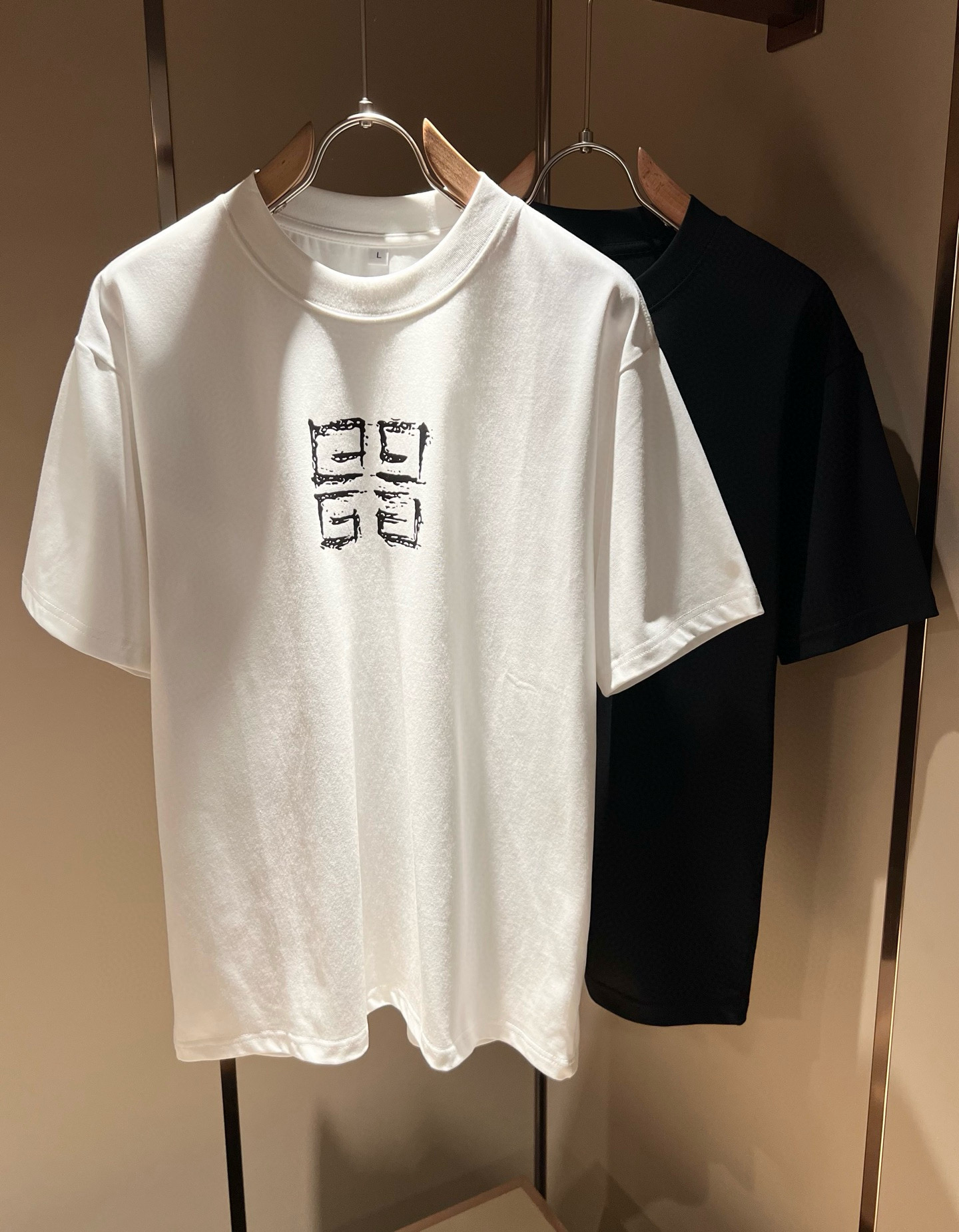 NO:454526,Giv*chy/Ji*xi's new short-sleeved T-shirt for men and women in spring and summer, the main creator has injected new fashion energy into fashion. By exploring various themes and sexy charm, it is highly recognizable and leads the new street fashion trend. This model is the exclusive outstanding design element of G's family, with a logo pattern glue-pressing design!  Perfect fusion, clear and restored patterns, showing the elegant style of the brand. The original 260g pure cotton material is made of solid and high-end fabric, and the upper body can be easily controlled, showing the casual and fashionable charm. Size M-4XL, gucci, T-shirt, tees, t-shirt, alexander wang19860909Giv*chy/纪*希2025春夏新款男女同款短袖T恤,主创时尚注入了全新时尚能量.通过探索各种题材和性感魅力,极具辨识度,引领全新街头时尚潮流.该款是G家独家的出彩设计元素,设计标识logo图案压胶设计！完美融合,图案清晰还原度极高,彰显品牌优雅格调.选用原版260g纯棉材质,面料紧实高级,上身均可轻松驾驭,展现休闲自在时尚魅力.尺码M-4XL,,gucci,T-shirt,tees，t-shirt,alexander wang,Men's clothing