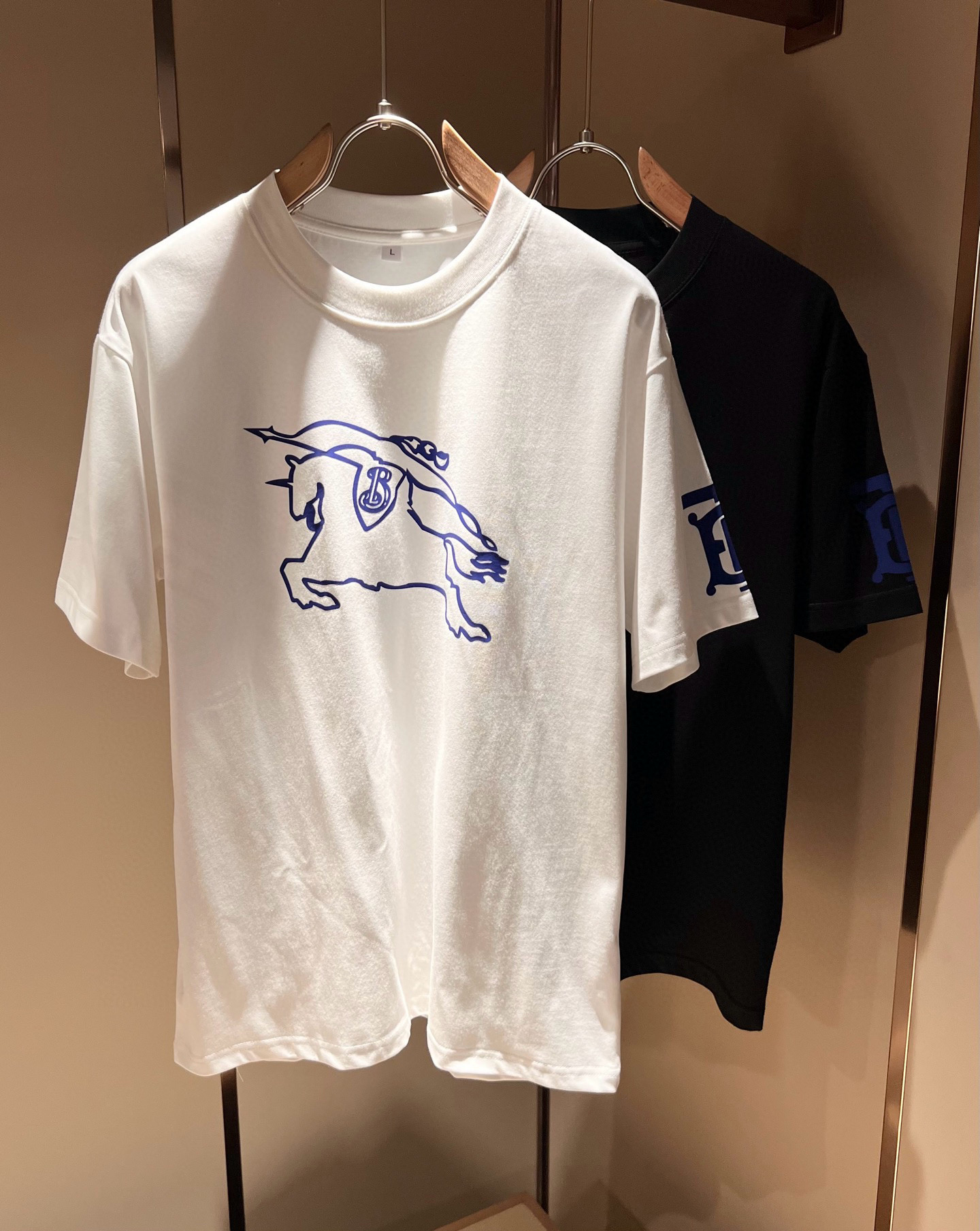 NO:454536,BURBER*Y Ba*li's new spring and summer 2025 short-sleeved T-shirt for men and women, is coming, and is made of a popular environmentally friendly pure cotton fabric recently. It is a high-end outdoor sports and leisure series, which is very popular in sports!  BUR's latest special material, logo pattern velvet design!  Fabric is also called memory cloth, which refers to fabrics with morphological memory functions. It instantly kills all versions on the market. It can only be said that it is not a level at all. Whether it is material, detail restoration and craftsmanship, you are not afraid of any challenges. Just to contribute wonderful products to everyone. As always, it is consistent. A style that implements the core concept of BUR will be closely tied to fashion, always maintaining perfection, a simple but not simple design style that perfectly meets the outfit you need in daily life. Size: M-4XL, burberry, T-shirt, tees, t-shirt, alexander wang19860909BURBER*Y巴*莉2025春夏新品男女同款短袖T恤,重磅来袭,最近比较火热的环保纯棉面料制作而成,高端户外运动休闲系列,非常火热运动风潮！BUR最新研发的特殊材质,标志logo图案压绒设计！面料也叫记忆布,是指具有形态记忆功能的面料,秒杀市面上一切版本,只能说根本就不是一个级别的存在,不管是材质还是细节还原度以及工艺制作方面,不惧任何挑战,只为给大家奉献绝妙产物一如既往,始终如一,贯彻了BUR核心理念的一个款式将与时尚紧紧的捆绑在一起,时刻保持完美,简约而不简单的的设计风格,完美的满足了你日常所需要的穿搭.尺码:M-4XL,,burberry,T-shirt,tees，t-shirt,alexander wang,Men's clothing