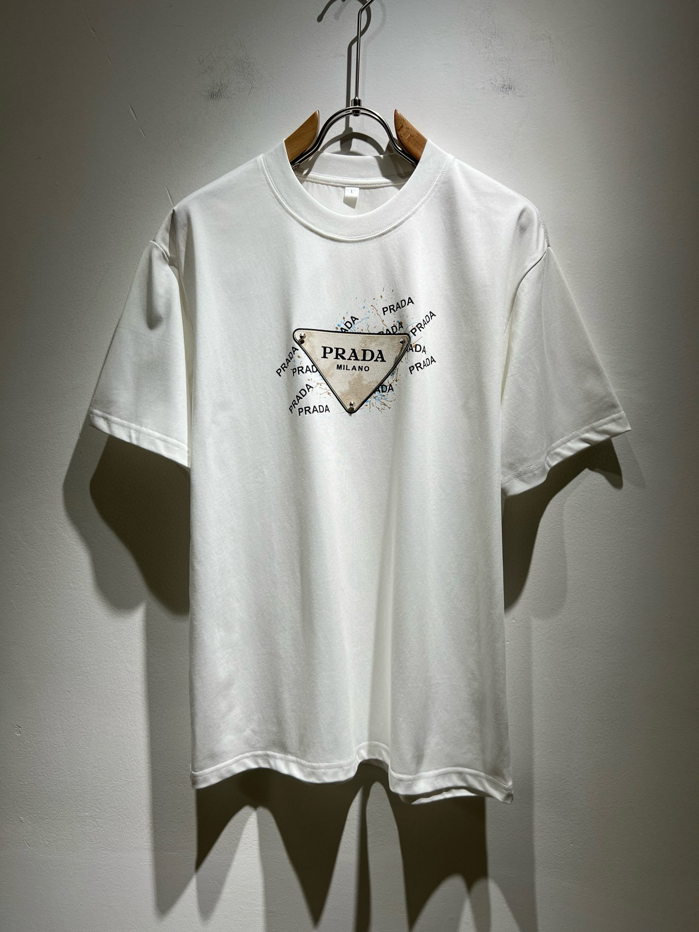 NO:454513,PRAD*A Pu*da 2025 spring and summer new short-sleeved T-shirt for men and women, the latest model is exclusively available on the entire network!  !  ~ It is classic and fashionable and versatile, who doesn’t like it? It will show the classic again. It is very pleasing to the eye and comes with a low luxury halo and recognition!  Pr*da's traditional brand concept and modern advanced technology are perfectly combined. Coupled with the extremely modern and simple design, P's exclusive logo pattern glue pressing design!  Customized 100% imported pure cotton fabric!  The texture of this model is quite touching, the specifications and grades are known with tentacles. The degree of delicateness and breathability are top-notch!  Size M-4XL, prada, T-shirt,tees, t-shirt,alexander wang19860909PRAD*A普*达2025春夏新款男女同款短袖T恤,最新款全网独家首上！！~既经典有时尚百搭,谁不爱啊,将经典再次展现,非常的耐看,自带低奢光环与辨识度！Pr*da传统的品牌理念和现代化的先进技术进行了完美结合.加上极其现代摩登风范的简约设计,p家专属logo图案压胶设计！定制百分百进口纯棉面料！此款的质感相当感人 触手便知规格档次 细腻程度与透气效果堪称顶级！尺码M-4XL,,prada,T-shirt,tees，t-shirt,alexander wang,Men's clothing