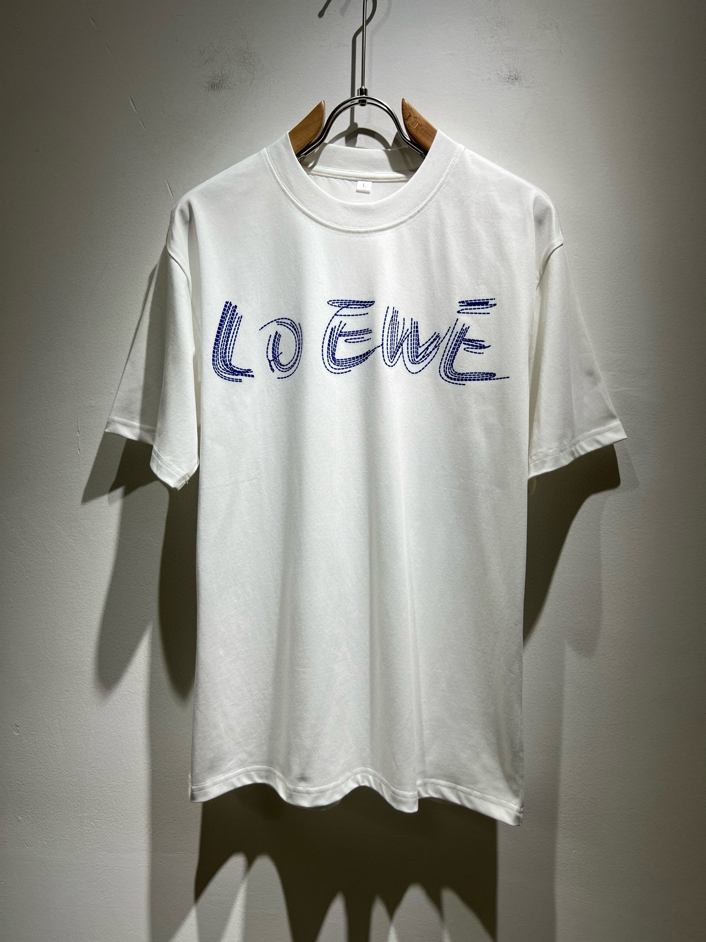 NO:454524,LOE*WE Luo*We 2025 spring and summer new short-sleeved T-shirt for men and women, original Italian order channel, very personalized and high-end style, logo pattern offset printing technology design!  Couple pure cotton short-sleeved T-shirt!  !  The latest fashion trends and popular products are here, and it is another simple and high-end fashion item. It is a fashion product with very high-end outfit charm. It is a must-have item for fashion trends!  Original Italian manufacturer channels, special-level orders, and released at the same time as Hong Kong, Macao and Taiwan buyers. This model is also the latest popular product of Luo Yiweijia this year and the most classic product. Its specifications and grades are beyond doubt!  !  The choice is very diverse, and it can be said that this model naturally has a fresh and natural feeling, showing the brand charm and high-end feeling. The texture of this model is very good, and the heavy weight and brilliant skin-friendliness that can be seen with hands are even better, and it is a complete enjoyment of wearing!  !  Size: M-4XL, loewe, loewe, T-shirt,tees, t-shirt,alexander wang19860909LOE*WE罗*威 2025春夏新款男女同款短袖T恤,意大利原厂订单渠道,极具个性高级风,标志logo图案压胶印花工艺设计！情侣款纯棉短袖T恤！！最新时尚潮流人气产物驾到,又是一款简约高级的时尚单品,穿搭魅力十分高级不俗的时尚产物 ,时尚潮流必备单品！意大利原厂渠道,特供级别订单,同步港澳台买手店发布,此款也是罗意威家今年的最新人气产物,也是最经典的产物,其规格跟档次更是毋庸置疑！！ 选择极具多样化,言而喻此款自然具备那种清新自然的感觉,彰显品牌魅力与高级感,此款的质感十分的到位,用手可以感知的重磅跟出彩亲肤程度更是上佳,十足的穿着享受！！尺码: M-4XL,,loewe,loewe,T-shirt,tees，t-shirt,alexander wang,Men's clothing