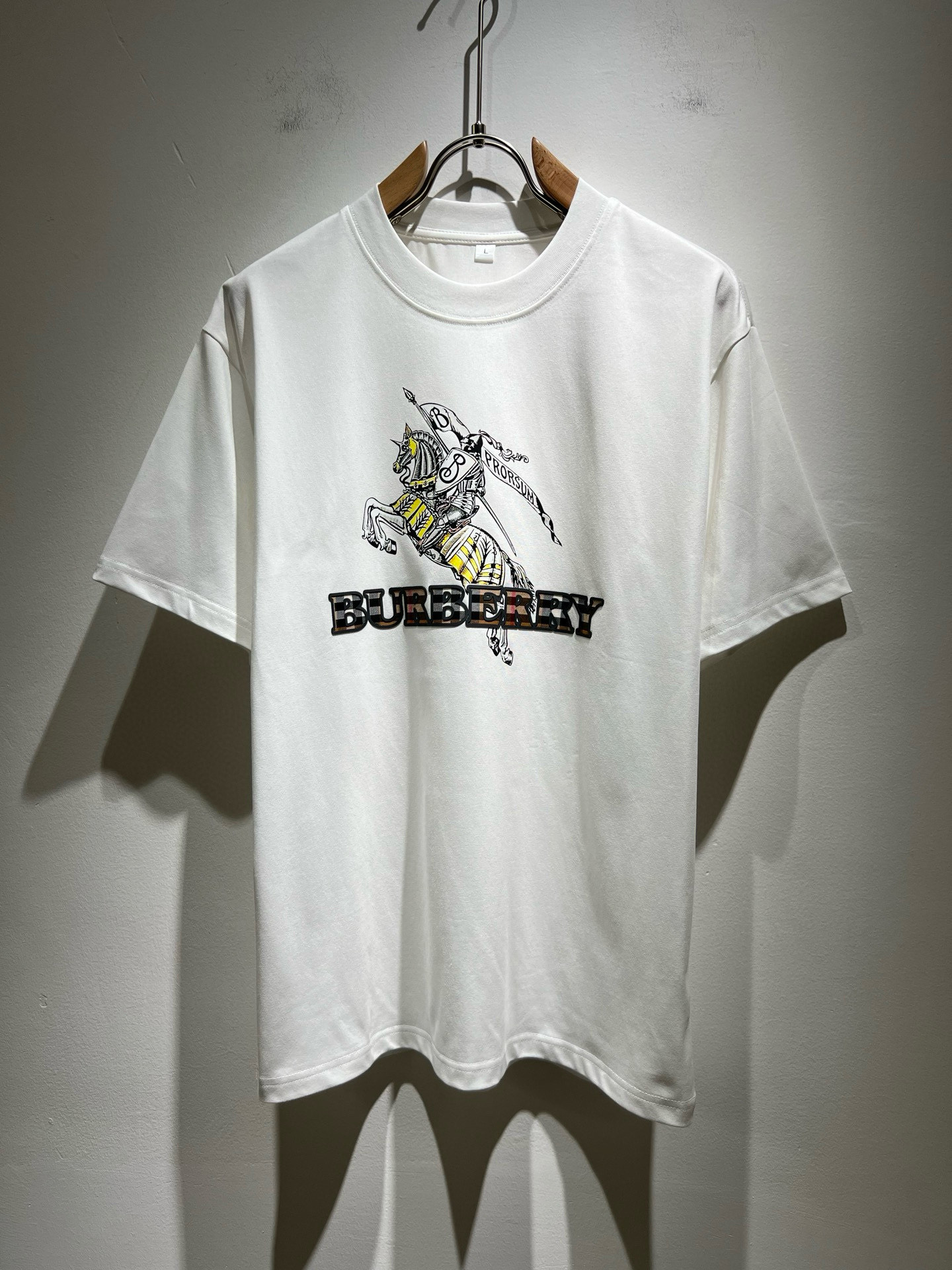 NO:454534,BURBER*Y Ba*li's new spring and summer 2025 short-sleeved T-shirt for men and women, is coming, and is made of a popular environmentally friendly pure cotton fabric recently. It is a high-end outdoor sports and leisure series, which is very popular in sports!  BUR's latest special material, logo pattern printing design!  Fabric is also called memory cloth, which refers to fabrics with morphological memory functions. It instantly kills all versions on the market. It can only be said that it is not a level at all. Whether it is material, detail restoration and craftsmanship, you are not afraid of any challenges. Just to contribute wonderful products to everyone. As always, it is consistent. A style that implements the core concept of BUR will be closely tied to fashion, always maintaining perfection, a simple but not simple design style that perfectly meets the outfit you need in daily life. Size: M-4XL, burberry, T-shirt, tees, t-shirt, alexander wang19860909BURBER*Y巴*莉2025春夏新品男女同款短袖T恤,重磅来袭,最近比较火热的环保纯棉面料制作而成,高端户外运动休闲系列,非常火热运动风潮！BUR最新研发的特殊材质,标志logo图案印花设计！面料也叫记忆布,是指具有形态记忆功能的面料,秒杀市面上一切版本,只能说根本就不是一个级别的存在,不管是材质还是细节还原度以及工艺制作方面,不惧任何挑战,只为给大家奉献绝妙产物一如既往,始终如一,贯彻了BUR核心理念的一个款式将与时尚紧紧的捆绑在一起,时刻保持完美,简约而不简单的的设计风格,完美的满足了你日常所需要的穿搭.尺码:M-4XL,,burberry,T-shirt,tees，t-shirt,alexander wang,Men's clothing