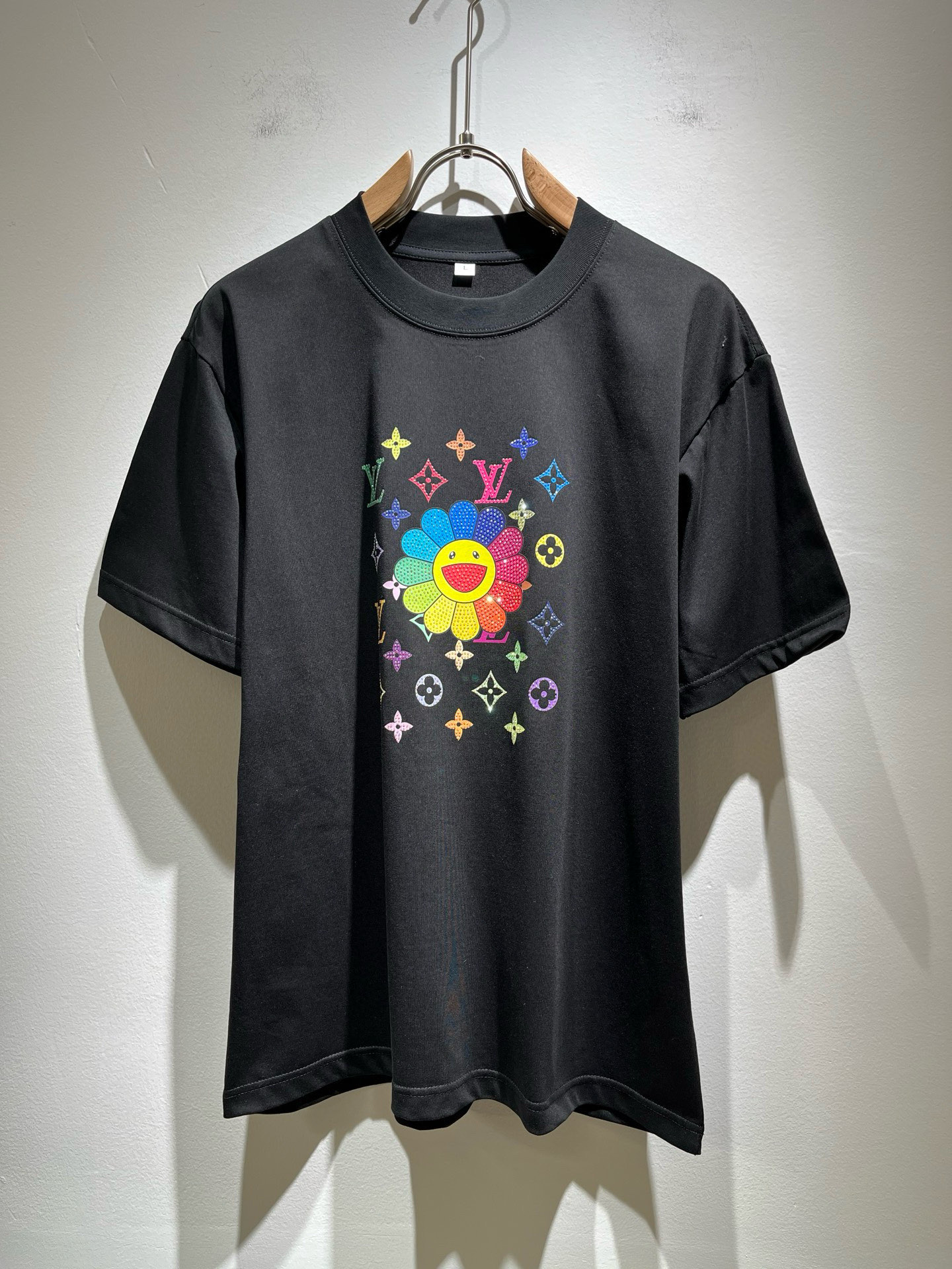 NO:454540,LouisVuitt*Louis*Deng The new series of spring and summer 2025 products are launched, a very fashionable and avant-garde short-sleeved T-shirt for men and women, with logo logo pattern and printing decoration!  Different from the past, it declares the design concept that has been passed down for many years in the brand!  Its eye-catchingness is no less than any classic style, perfectly presenting the fashionable, high-end and luxurious feeling in front of the world!  Made of imported cotton materials, selected high-quality pure cotton fabrics, soft and soft to the touch, the real thing is definitely beyond your imagination, close to the body and breathable, even if you sweat profusely, you will not feel greasy or stuffy, and will bring sweating and moisture absorption to the extreme!  Size M-4XL, louis vuitton,louis vuitton,t-shirt,tees,t-shirt,alexander wang19860909LouisVuitt*路易*登 2025春夏全新系列单品上线,非常时髦前卫的一款男女同款短袖T恤,标识logo图案印花修饰！区别于以往的不同,宣示品牌传承多年的设计理念！其吸睛度完全不亚于任何经典款式,将时髦高级感与奢华感完美呈现在世人眼前！客供进口全棉材质制成,精选优质纯棉面料,触感软糯亲肤细腻,实物到手绝对超乎你的想象,贴身无比舒适透气,即便是汗流浃背也不会有腻身及闷热感可言,将排汗吸湿性发挥到了极致！尺码M-4XL,,louis vuitton,louis vuitton,T-shirt,tees，t-shirt,alexander wang,Men's clothing