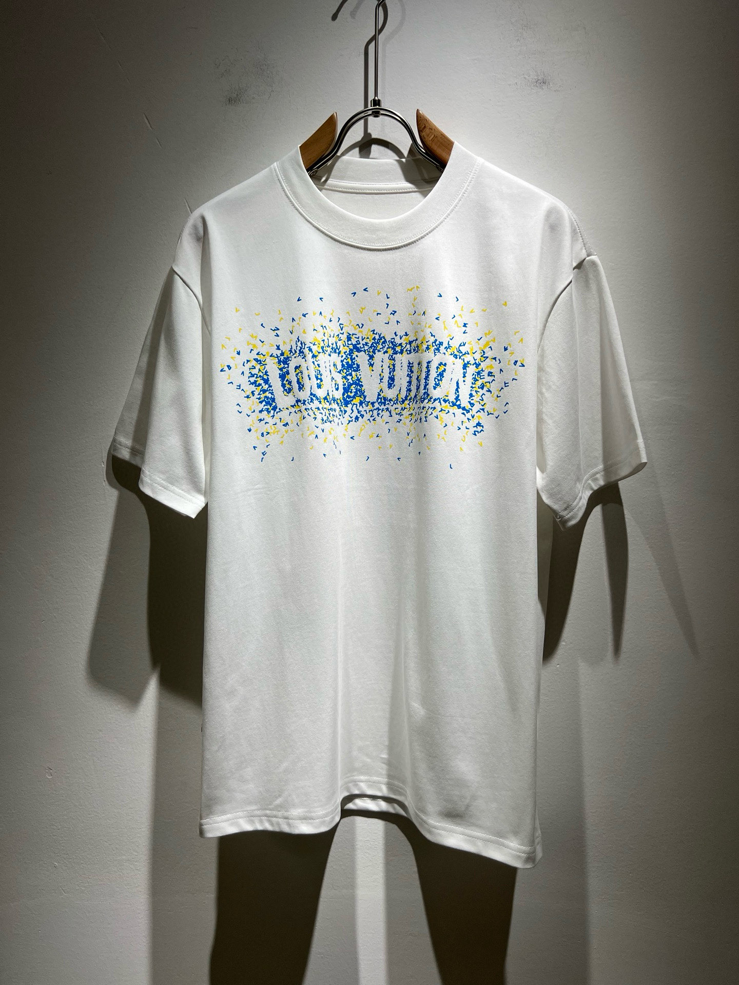 NO:454547,LouisVuitt*Louis*Deng The new series of spring and summer 2025 products are launched, a very fashionable and avant-garde short-sleeved T-shirt for men and women, with logo logo pattern and printing decoration!  Different from the past, it declares the design concept that has been passed down for many years in the brand!  Its eye-catchingness is no less than any classic style, perfectly presenting the fashionable, high-end and luxurious feeling in front of the world!  Made of imported cotton materials, selected high-quality pure cotton fabrics, soft and soft to the touch, the real thing is definitely beyond your imagination, close to the body and breathable, even if you sweat profusely, you will not feel greasy or stuffy, and will bring sweating and moisture absorption to the extreme!  Size M-4XL, louis vuitton,louis vuitton,t-shirt,tees,t-shirt,alexander wang19860909LouisVuitt*路易*登 2025春夏全新系列单品上线,非常时髦前卫的一款男女同款短袖T恤,标识logo图案印花修饰！区别于以往的不同,宣示品牌传承多年的设计理念！其吸睛度完全不亚于任何经典款式,将时髦高级感与奢华感完美呈现在世人眼前！客供进口全棉材质制成,精选优质纯棉面料,触感软糯亲肤细腻,实物到手绝对超乎你的想象,贴身无比舒适透气,即便是汗流浃背也不会有腻身及闷热感可言,将排汗吸湿性发挥到了极致！尺码M-4XL,,louis vuitton,louis vuitton,T-shirt,tees，t-shirt,alexander wang,Men's clothing