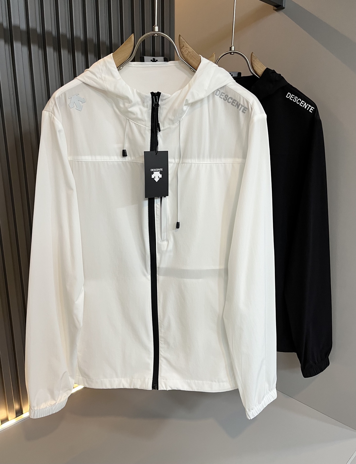 NO:458847,Desante DESCENTE 2025 spring and summer new sun protection jacket for men and women, a professional sports brand since 1935. For more than 80 years, it has always adhered to the 'Design That Moves' with the spirit of design-driven sports, integrating innovative technology with design aesthetics, and creating high-quality sports equipment in multiple professional fields such as skiing, golf, and triathlon!  The latest design elements of the brand!  In addition to being quite accomplished in style design, the most obvious or most expert should be to have deeper and unique insights and attainments in fabrics. Through continuous structural research and problem-solving, and characterized by unique research on fabrics, these alone are enough to support it to become the first new logo brand image in the clothing manufacturing industry. This model is made of quick-drying fabric!  Through precision, the hand feels smooth and soft, and both has natural beauty and comfort. The large body style is cut cleanly and cleanly, and the fabric shows a different hazy structural beauty. It is made of exclusive mold customization. The fabric and its technology test the workers, can be smooth and smooth without wrinkles!  Glue-pressing design for body logo pattern!  It really tests the handmade work of every master!  It makes the overall clean and neat, without leaving any thread. Now the neutrality that pursues life is more refined in life!  Size M-3XL, Jackets & coats, Jackets & coats, Alexander wang19860909迪桑特DESCENTE 2025春夏新款男女同款防晒服夹克外套,自1935年荣耀至今的专业运动品牌.80余年来,始终坚持“Design That Moves” 以设计驱动运动的精神,将创新科技与设计美学相融合,在滑雪、高尔夫、铁人三项等多个专业领域,打造高品质的运动装备！品牌最新设计元素！除了在款式设计上颇有造诣之外,最明显或者说最为拿手的,应该就是在面料上的拥有更深独特见解跟造诣了.通过不断地结构研究和问题处理,在以面料独特研究为特征,仅凭这些就已经足以支撑其成为服装制造行业中,首屈可数的新标志品牌形象.此款采用速干面料材质！通过精工手感细滑柔软,同时兼具自然美感跟舒适度.大身上版型裁剪简洁干净,面料上显现出了不一样朦胧的结构性美感来.独家开模定制而成,面料及其考验工人的技术,能做到平整服帖又不起皱！衣身logo图案压胶设计！真的是很考验每位师傅的手工制作！使得整体干净利索,不留一丝线头.现在对于生活有所追求的中性也在生活中更为精致！尺码M-3XL,,jackets & coats,jackets & coats,alexander wang,Men's clothing