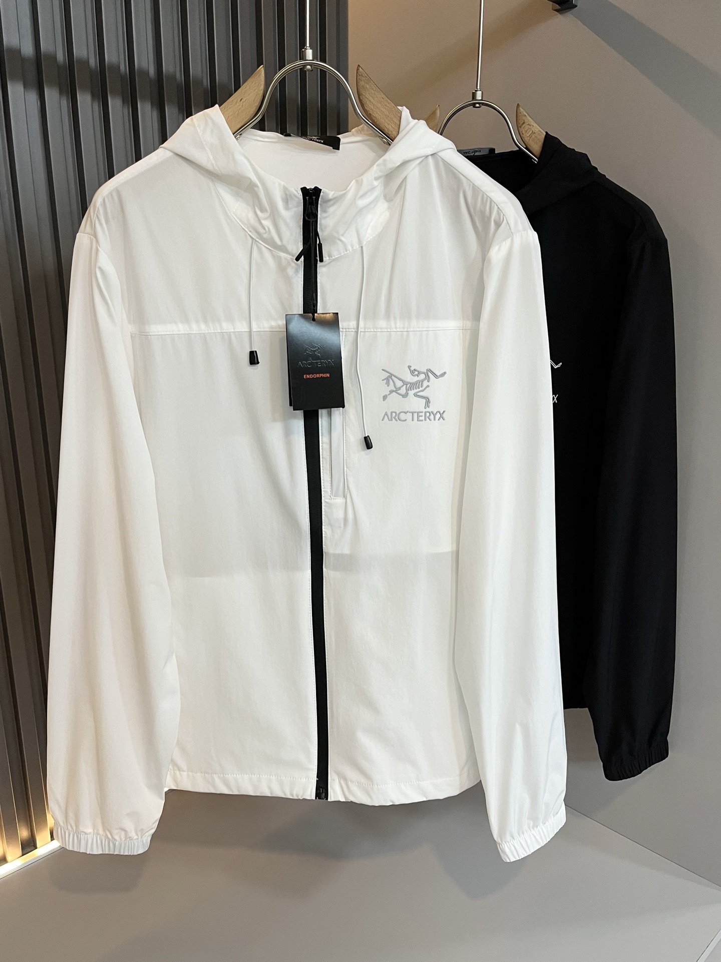 NO:456889,ARCTER*X Original Archaeological Bird 2025 spring and summer new sunscreen jacket for men and women, outdoor brands may first think of Canadian goose and Archaeological Bird. It gives people a feeling of trying out the label!  In addition to being quite accomplished in style design, the most obvious or most expert should be to have deeper and unique insights and attainments in fabrics. Through continuous structural research and problem-solving, and characterized by unique research on fabrics, these alone are enough to support it to become the first new logo brand image in the clothing manufacturing industry. This model is made of quick-drying fabric!  Through precision, the hand feels smooth and soft, and both has natural beauty and comfort. The large body style is cut cleanly and cleanly, and the fabric shows a different hazy structural beauty. It is made of exclusive mold customization. The fabric and its technology test the workers, can be smooth and smooth without wrinkles!  Chest logo pattern glue-press design!  It really tests the handmade work of every master!  It makes the overall clean and neat, without leaving any thread. Now the neutrality that pursues life is more refined in life!  Size M-3XL, arc'teryx,jackets & coats,jackets & coats,alexander wang19860909ARCTER*X始*祖鸟 2025春夏新款男女同款防晒衣夹克外套,户外品牌可能大家第一想到的就是加拿大鹅、始祖鸟.给人一种标签试的感觉！除了在款式设计上颇有造诣之外,最明显或者说最为拿手的,应该就是在面料上的拥有更深独特见解跟造诣了.通过不断地结构研究和问题处理,在以面料独特研究为特征,仅凭这些就已经足以支撑其成为服装制造行业中,首屈可数的新标志品牌形象.此款采用速干面料材质！通过精工手感细滑柔软,同时兼具自然美感跟舒适度.大身上版型裁剪简洁干净,面料上显现出了不一样朦胧的结构性美感来.独家开模定制而成,面料及其考验工人的技术,能做到平整服帖又不起皱！胸前logo图案压胶设计！真的是很考验每位师傅的手工制作！使得整体干净利索,不留一丝线头.现在对于生活有所追求的中性也在生活中更为精致！尺码M-3XL,arc'teryx,jackets & coats,jackets & coats,alexander wang,Men's clothing