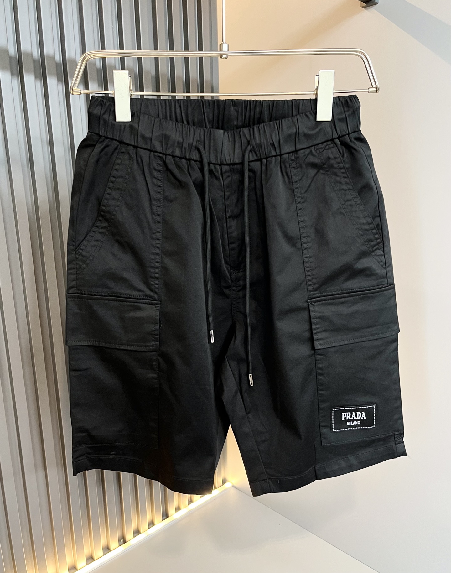 NO:455843,PRA*DA Pu*da 2025 spring and summer new men's casual shorts, a high-end quality choice... A versatile trousers that combine casual pants is also an indispensable matching tool in men's wardrobe. It is a classic style with practical wear!  The design style of the whole casual pants is simple and fashionable, which is very consistent with the low-luxury style setting, has excellent skin-friendly value, is easy to wear, and is full of detail!  Classic logo logo pattern embroidery design!  This trousers are made of high-quality canvas cotton fabric. The fabric is comfortable, soft and delicate, and has a good vertical feeling. It looks very textured and has a high-end charm. The first-class and exquisite style cut, the line is delicate, smooth and neat, and the casual and casual pants look good no matter how you match it. If you like it, buy it now. Good products are not waiting for anyone!  Size M-3XL, prada, shorts, alexander wang19860909PRA*DA普*达 2025春夏新款男士休闲短裤,高端品质之选……一款休闲裤兼备的百搭裤装,也是男士衣橱里不可缺少的搭配神器,属于实穿型的经典款式！整条休闲裤的设计风格简洁时尚,非常符合低奢的风格设定,亲肤值优越,穿着方便,细节感十足！经典标识logo图案刺绣设计！此款裤装采用优质帆布棉面料打造而成,面料舒服,手感柔软细腻,有着很好的垂直感,看上去非常有质感,细品高级韵味十足.一流精湛的版型裁剪,走线细致平顺工整,休闲随意怎么搭配都好看的裤装,喜欢的赶紧入手吧,好货可不等人！尺码M-3XL,,prada,shorts,alexander wang,Men's clothing