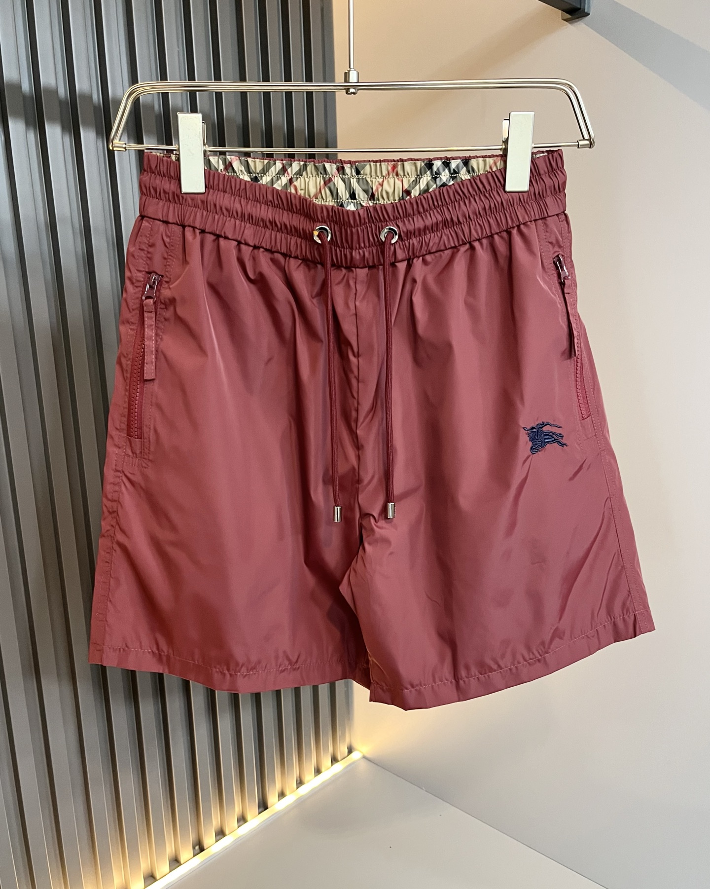 NO:455838,BURBER*Y Ba*li 2025 spring and summer new casual versatile men and women's same casual shorts!  Trading companies have sparse channels and are released on the official website at the same time!  Logo logo pattern embroidery design!  This T-shirt is made of imported polyester fiber material. The materials used by B are still unscrupulous. It is very suitable for wearing in summer. It is skin-friendly and breathable, giving you the most comfortable and comfortable wearing experience!  Very textured and breathable, with a loose basic style cut, perfect for daily casual wear, so hurry up and buy it!  Size M-3XL, Burberry, shorts, tees, t-shirt, alexander wang19860909BURBER*Y巴*莉 2025春夏新款休闲百搭男女同款休闲短裤！贸易公司渠道稀出,同步官网发售！标识logo图案刺绣设计！此款T恤衫甄选客供进口聚酯纤维材质制作而成,B家的用料上依然是无法挑剔的,非常适合夏日里穿着,亲肤透气、给你最极致舒爽的穿着体验！ 非常有质感透气,基础宽松版型裁剪,日常休闲着穿的完美之选,还不赶紧入手！尺码M-3XL,,burberry,shorts,tees，t-shirt,alexander wang,Men's clothing