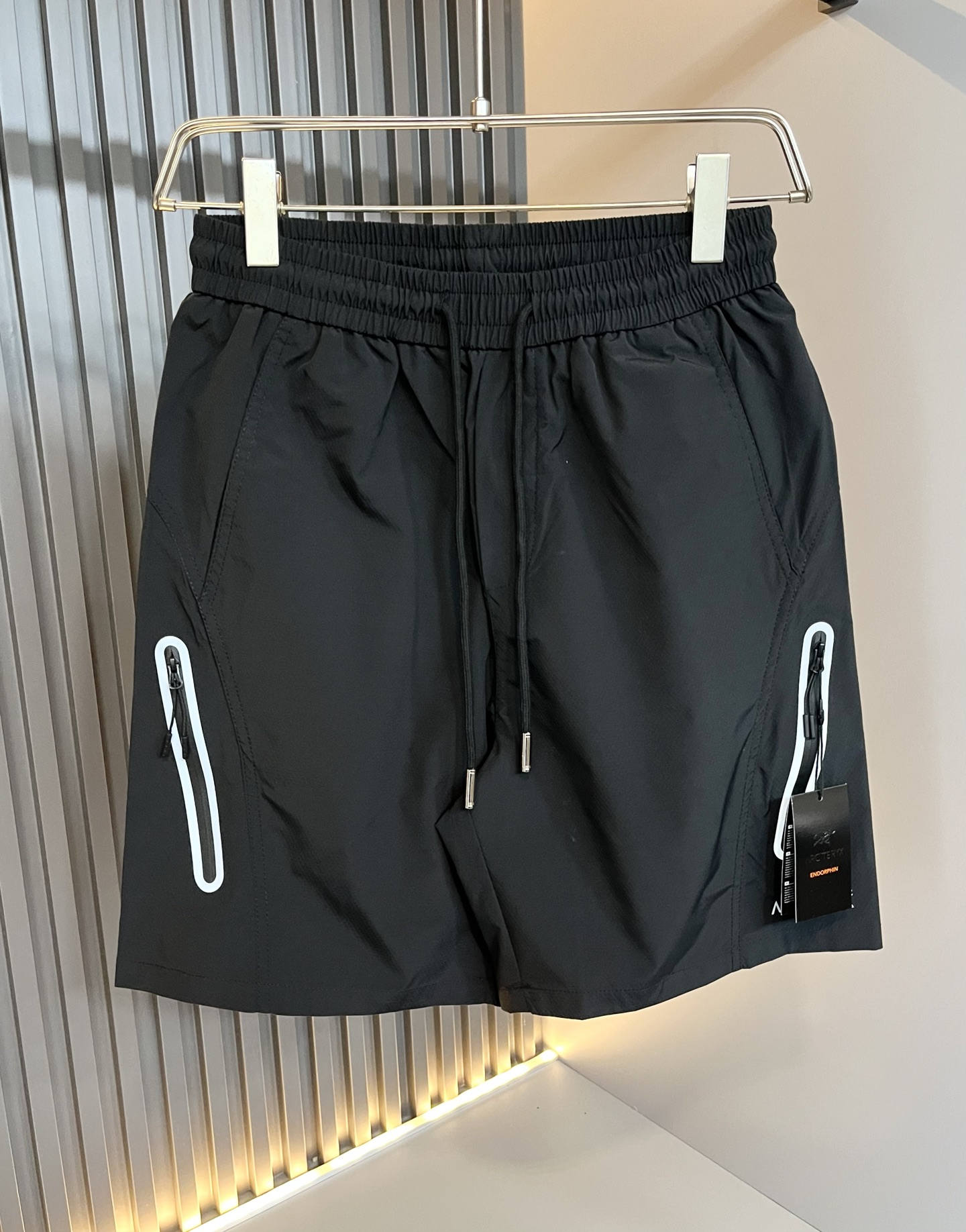 NO:456878,ARCTER*X Original Archaeological Bird 2025 spring and summer new casual sports style casual shorts, outdoor brands may first think of Canadian goose and Archaeological Bird. It gives people a feeling of trying out the label!  In addition to having great attainments in style design, the most obvious or best-known one should be to have deeper and unique insights and attainments in fabrics. Through continuous structural research and problem-solving, the trouser leg printing logo pattern design!  With unique research on fabrics, these alone are enough to support it to become the first new logo brand image in the clothing manufacturing industry. This model uses a fine blended fabric, which feels smooth and soft, and has both natural beauty and comfort. The large body style is cut cleanly and clean, and the fabric shows a different hazy structural beauty. It is made of exclusive mold customization. The fabric and its technology tests workers, can be smooth and smooth without wrinkles. The trouser legs are simple printed logo pattern design!  It really tests the handmade work of every master!  Make the overall clean and neat, without leaving a trace of thread. Nowadays, men who pursue life are more refined in life, size S-2XL, arc'teryx, shorts, alexander wang19860909ARCTER*X始*祖鸟 2025春夏新款休闲运动风格休闲短裤裤,户外品牌可能大家第一想到的就是加拿大鹅、始祖鸟.给人一种标签试的感觉！除了在款式设计上颇有造诣之外,最明显或者说最为拿手的,应该就是在面料上的拥有更深独特见解跟造诣了.通过不断地结构研究和问题处理,裤腿印花logo图案设计！在以面料独特研究为特征,仅凭这些就已经足以支撑其成为服装制造行业中,首屈可数的新标志品牌形象.此款采用精工混纺面料,手感细滑柔软,同时兼具自然美感跟舒适度.大身上版型裁剪简洁干净,面料上显现出了不一样朦胧的结构性美感来.独家开模定制而成,面料及其考验工人的技术,能做到平整服帖又不起皱,裤腿简单印花logo图案设计！真的是很考验每位师傅的手工制作！使得整体干净利索,不留一丝线头.现在对于生活有所追求的男性也在生活中更为精致,尺码S-2XL,arc'teryx,shorts,alexander wang,Men's clothing