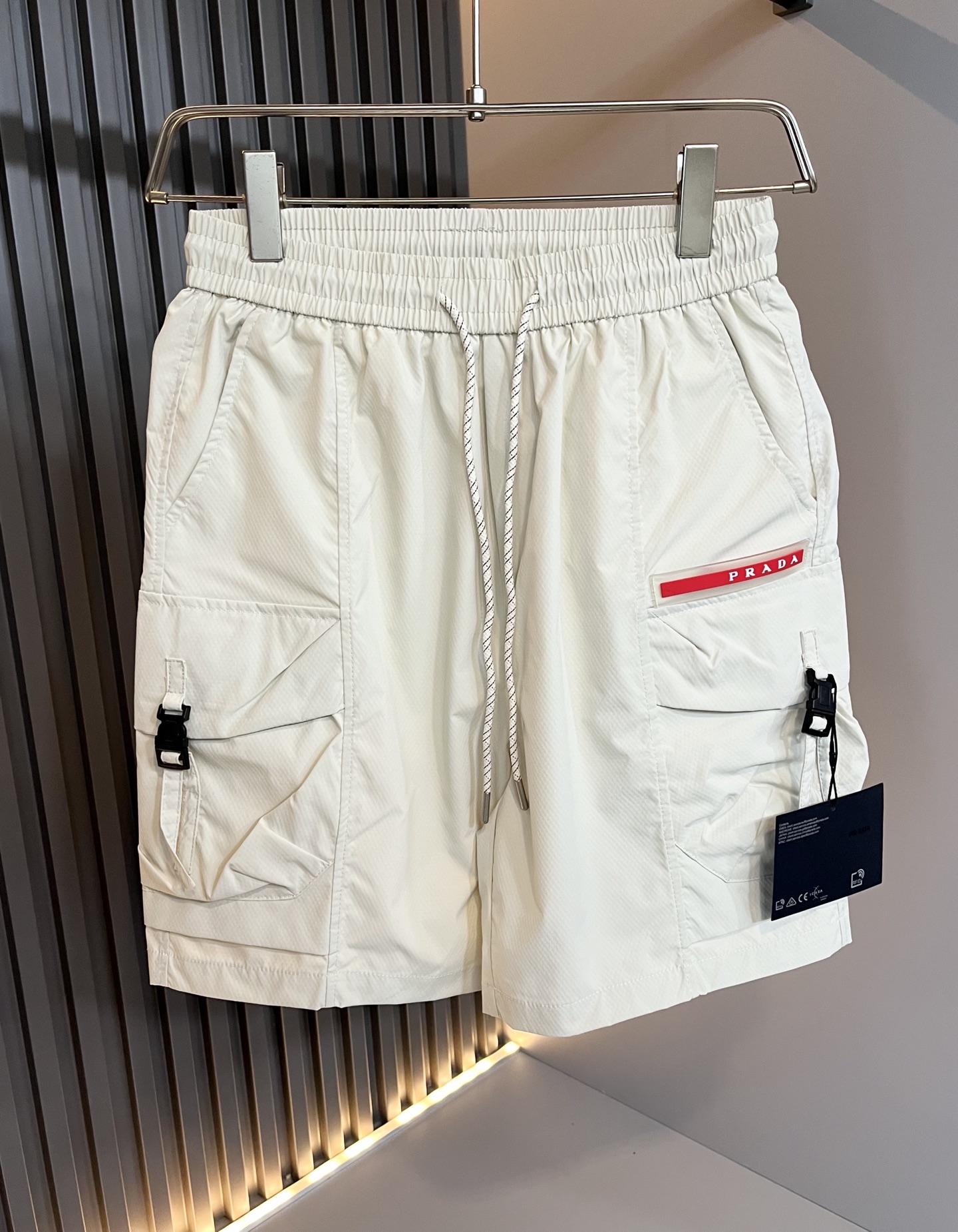 NO:455833,PRA*DA Pu*da 2025 spring and summer new men's casual shorts, a high-end quality choice... A versatile trousers that combine casual pants is also an indispensable matching tool in men's wardrobe. It is a classic style with practical wear!  The design style of the whole casual pants is simple and fashionable, which is very consistent with the low-luxury style setting, has excellent skin-friendly value, is easy to wear, and is full of detail!  Classic logo logo pattern hardware design!  This trousers are made of high-quality canvas cotton fabric. The fabric is comfortable, soft and delicate, and has a good vertical feeling. It looks very textured and has a high-end charm. The first-class and exquisite style cut, the line is delicate, smooth and neat, and the casual and casual pants look good no matter how you match it. If you like it, buy it now. Good products are not waiting for anyone!  Size M-3XL, prada, shorts, alexander wang19860909PRA*DA普*达 2025春夏新款男士休闲短裤,高端品质之选……一款休闲裤兼备的百搭裤装,也是男士衣橱里不可缺少的搭配神器,属于实穿型的经典款式！整条休闲裤的设计风格简洁时尚,非常符合低奢的风格设定,亲肤值优越,穿着方便,细节感十足！经典标识logo图案五金设计！此款裤装采用优质帆布棉面料打造而成,面料舒服,手感柔软细腻,有着很好的垂直感,看上去非常有质感,细品高级韵味十足.一流精湛的版型裁剪,走线细致平顺工整,休闲随意怎么搭配都好看的裤装,喜欢的赶紧入手吧,好货可不等人！尺码M-3XL,,prada,shorts,alexander wang,Men's clothing