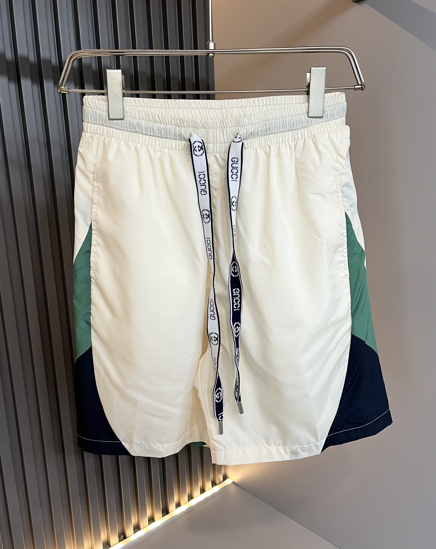 NO:455847,Gucc* Gujia 2025 Spring and Summer latest series of basic round necks for men and women, casual shorts for men and women, the same style for men and women!  Trading companies have sparse channels and are released on the official website at the same time!  New fashion elements design!  Injecting full vitality into the new series, this imported polyester fiber fabric is carefully selected and supplied. The fabric feels skin-friendly and soft and delicate, and has an extremely comfortable and breathable wearing experience. The whole item is very eye-catching and fashionable, and is deeply loved by young people today!  Basic loose fitting cut, neutral style regardless of age or gender, suitable for matching all the styles and looks you need in your daily life!  It is recommended to wear couple outfits to go out on the street to make it more pleasing to the eye!  Size: S-2XL, gucci, gucci, shorts, alexander wang19860909Gucc*古家 2025春夏最新系列基础圆领男女同款休闲短裤,男女同款！贸易公司渠道稀出,同步官网发售 ！ 新时尚元素设计！为全新系列注入满满活力,这款用心甄选客供进口聚酯纤维面料制成,面料手感亲肤柔软细腻,拥有着无比舒适透气性的穿着体验,整件单品极具吸睛度与时尚感,深受当下年轻人的喜爱！基础宽松版型裁剪,不分年龄与性别的中性款式,适合搭配你日常所需的所有风格与造型！建议搭配情侣装出街会更为养眼出色！尺码:S-2XL,,gucci,gucci,shorts,alexander wang,Men's clothing