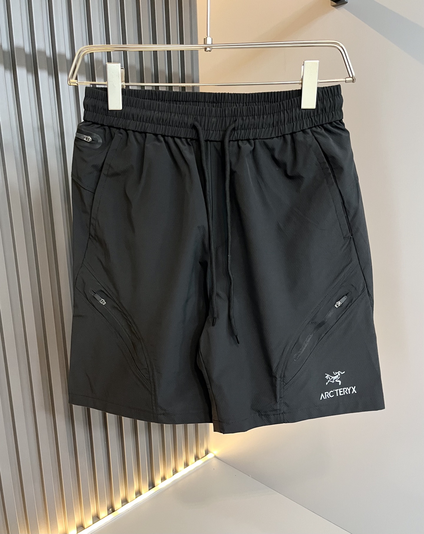 NO:455821,ARCTER*X Original Archaeological Bird 2025 spring and summer new casual sports style casual shorts, outdoor brands may first think of Canadian goose and Archaeological Bird. It gives people a feeling of trying out the label!  In addition to having great attainments in style design, the most obvious or best-known one should be to have deeper and unique insights and attainments in fabrics. Through continuous structural research and problem-solving, the trouser leg printing logo pattern design!  With unique research on fabrics, these alone are enough to support it to become the first new logo brand image in the clothing manufacturing industry. This model uses a fine blended fabric, which feels smooth and soft, and has both natural beauty and comfort. The large body style is cut cleanly and clean, and the fabric shows a different hazy structural beauty. It is made of exclusive mold customization. The fabric and its technology tests workers, can be smooth and smooth without wrinkles. The trouser legs are simple printed logo pattern design!  It really tests the handmade work of every master!  Make the overall clean and neat, without leaving a trace of thread. Nowadays, men who pursue life are more refined in life, size S-2XL, arc'teryx, shorts, alexander wang19860909ARCTER*X始*祖鸟 2025春夏新款休闲运动风格休闲短裤裤,户外品牌可能大家第一想到的就是加拿大鹅、始祖鸟.给人一种标签试的感觉！除了在款式设计上颇有造诣之外,最明显或者说最为拿手的,应该就是在面料上的拥有更深独特见解跟造诣了.通过不断地结构研究和问题处理,裤腿印花logo图案设计！在以面料独特研究为特征,仅凭这些就已经足以支撑其成为服装制造行业中,首屈可数的新标志品牌形象.此款采用精工混纺面料,手感细滑柔软,同时兼具自然美感跟舒适度.大身上版型裁剪简洁干净,面料上显现出了不一样朦胧的结构性美感来.独家开模定制而成,面料及其考验工人的技术,能做到平整服帖又不起皱,裤腿简单印花logo图案设计！真的是很考验每位师傅的手工制作！使得整体干净利索,不留一丝线头.现在对于生活有所追求的男性也在生活中更为精致,尺码S-2XL,arc'teryx,shorts,alexander wang,Men's clothing