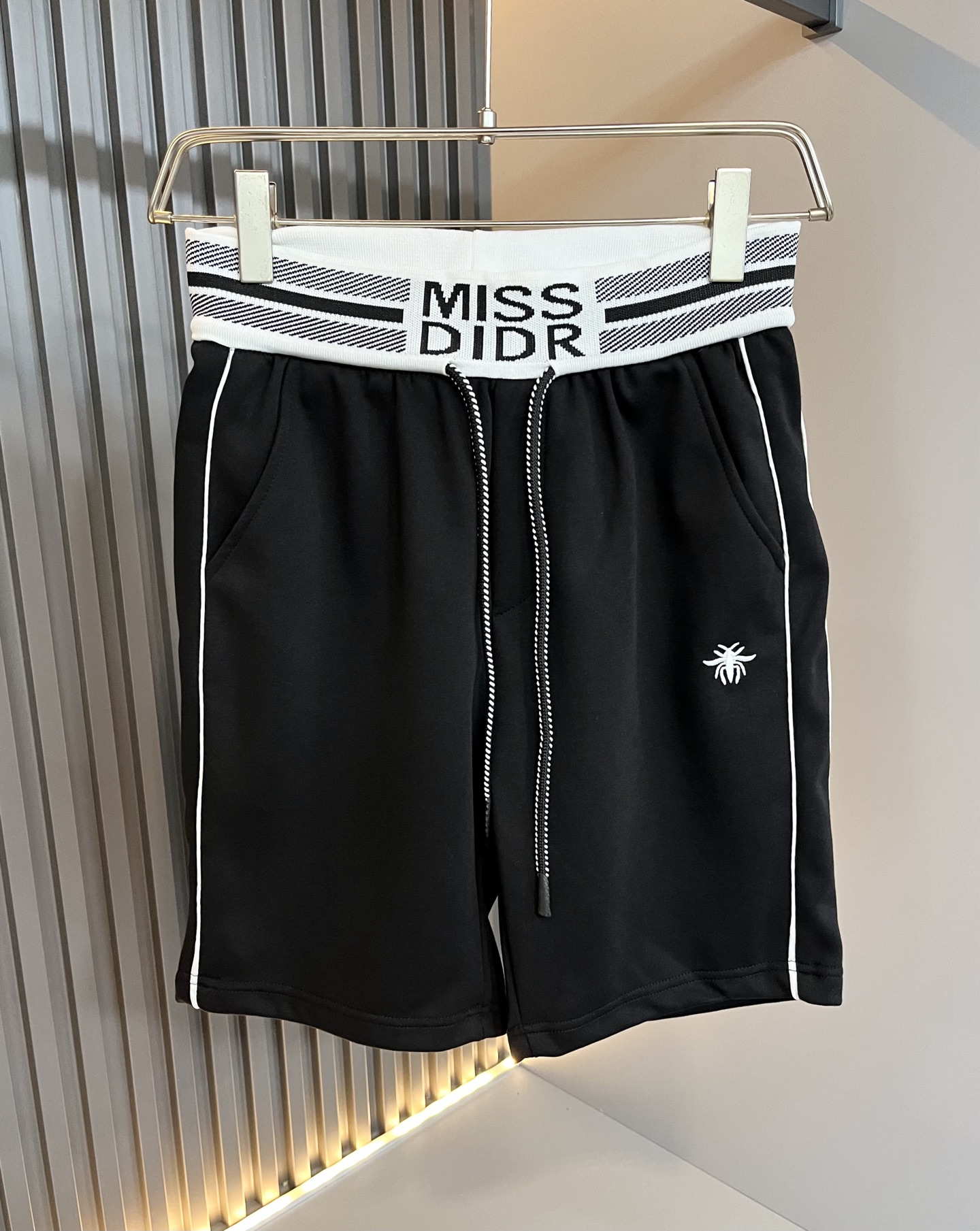 NO:456873,Dio*Di*Ao 2025 spring and summer new styles for men and women, casual workwear sports shorts for men and women, the same style for men and women!  Pants legs logo embroidery design!  Fashionable sports and casual shorts!  The fabric is made of imported pure cotton!  Made of exclusive pure cotton fabric, the fabric feels solid, warm, soft and soft, and it is very skin-friendly and comfortable to wear. It is the first choice for shorts in summer!  Manman brand logo products!  Integrate the avant-garde street atmosphere into this item, exuding a sense of vitality and youthful fashion!  Casual short pants cut out, easy to control for both men and women!  Recommended treasures that are hard to come by, don’t miss them if you like them!  Size M-3XL, dior, shorts, alexander wang19860909Dio*迪*奥 2025春夏新款男女同款休闲工装运动短裤,男女同款！裤腿logo刺绣设计！时尚运动休闲短裤！面料采用进口纯棉材质！专属纯棉面料制作而成,面料手感瓷实温厚软糯,贴身穿着非常的亲肤舒适,夏天里的短裤首选！满满品牌标志产品！将前卫的街头气息融入进这款单品之中,散发着满满的活力与青春时尚感！休闲的短款裤装版型裁剪,无论男女皆可轻松驾驭！可遇不可求的宝藏好物推荐,喜欢的千万不要错过！尺码M-3XL,,dior,shorts,alexander wang,Men's clothing