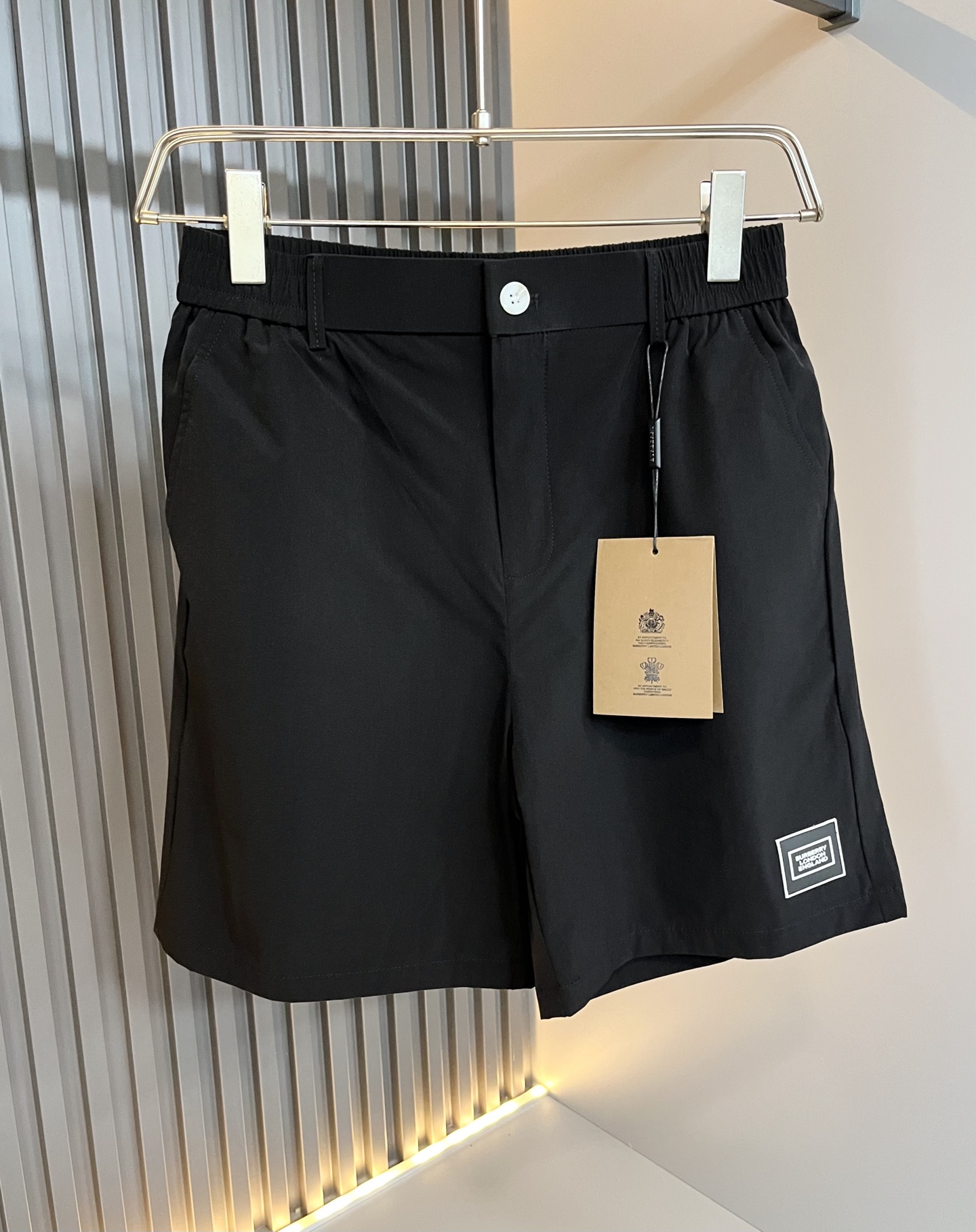 NO:456868,BURBER*Y Ba*li 2025 spring and summer new casual versatile men and women's same casual shorts!  Trading companies have sparse channels and are released on the official website at the same time!  Logo logo pattern badge design!  This T-shirt is made of imported polyester fiber material. The materials used by B are still unscrupulous. It is very suitable for wearing in summer. It is skin-friendly and breathable, giving you the most comfortable and comfortable wearing experience!  Very textured and breathable, with a loose basic style cut, perfect for daily casual wear, so hurry up and buy it!  Size M-3XL, Burberry, shorts, tees, t-shirt, alexander wang19860909BURBER*Y巴*莉 2025春夏新款休闲百搭男女同款休闲短裤！贸易公司渠道稀出,同步官网发售！标识logo图案徽章设计！此款T恤衫甄选客供进口聚酯纤维材质制作而成,B家的用料上依然是无法挑剔的,非常适合夏日里穿着,亲肤透气、给你最极致舒爽的穿着体验！ 非常有质感透气,基础宽松版型裁剪,日常休闲着穿的完美之选,还不赶紧入手！尺码M-3XL,,burberry,shorts,tees，t-shirt,alexander wang,Men's clothing