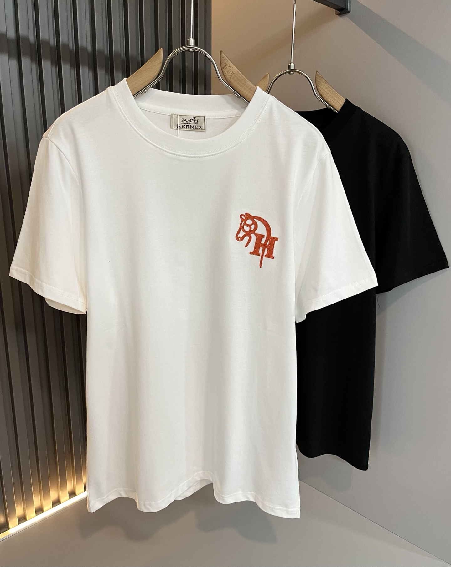 NO:458832,Her*mes 2025 spring and summer new short-sleeved T-shirt for men and women, a brand new upgraded versatile basic style, low-key and luxurious, and a choice of character!  Select high-quality and selected pure cotton fabrics!  Created, enjoy a relaxed and comfortable wearing experience, with super vertical performance, the iconic logo is extremely artistic, with a very detailed craftsmanship and high recognition, showing the new brand micro-label culture!  Classic perfect layout design, precise and in place for cutting. Simple and atmospheric style, and can show fashionable charm in daily leisure life. Size S-2XL, T-shirt,tees, t-shirt,alexander wang19860909Her*mes爱*仕2025春夏新款男女同款短袖T恤,全新升级百搭基础款,低调奢华,品格之选！甄选优质精选纯棉面料！打造而成,享受轻松自在的穿着体验,有着超强的垂直性能 艺术感极强标志性logo皮革工艺设计,工艺细致,辨识度极高,展现全新品牌微标文化！经典完美版型设计,在裁剪上精准到位.简约大气风格,又能在日常休闲生活中展现时尚魅力.尺码S-2XL,,T-shirt,tees，t-shirt,alexander wang,Men's clothing