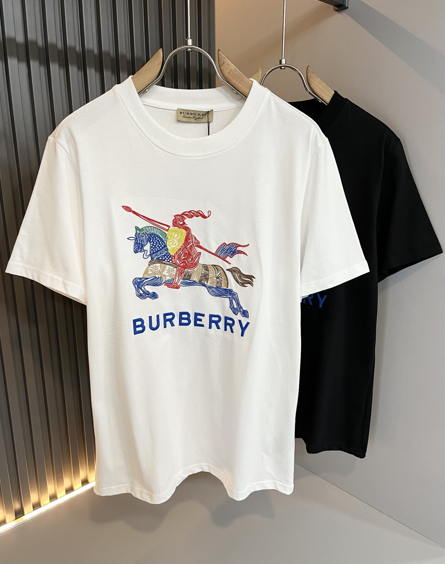 NO:455885,BURBER*Y Ba*li's new spring and summer 2025 short-sleeved T-shirt for men and women, is coming, and is made of a popular environmentally friendly pure cotton fabric recently. It is a high-end outdoor sports and leisure series, which is very popular in sports!  BUR's latest special material, logo logo pattern embroidery design!  Fabric is also called memory cloth, which refers to fabrics with morphological memory functions. It instantly kills all versions on the market. It can only be said that it is not a level at all. Whether it is material, detail restoration and craftsmanship, you are not afraid of any challenges. Just to contribute wonderful products to everyone. As always, it is consistent. A style that implements the core concept of BUR will be closely tied to fashion, always maintaining perfection, a simple but not simple design style perfectly meets the outfit you need in daily life. Size: S-2XL, burberry, T-shirt, tees, t-shirt, alexander wang19860909BURBER*Y巴*莉2025春夏新品男女同款短袖T恤,重磅来袭,最近比较火热的环保纯棉面料制作而成,高端户外运动休闲系列,非常火热运动风潮！BUR最新研发的特殊材质,标志logo图案刺绣设计！面料也叫记忆布,是指具有形态记忆功能的面料,秒杀市面上一切版本,只能说根本就不是一个级别的存在,不管是材质还是细节还原度以及工艺制作方面,不惧任何挑战,只为给大家奉献绝妙产物一如既往,始终如一,贯彻了BUR核心理念的一个款式将与时尚紧紧的捆绑在一起,时刻保持完美,简约而不简单的的设计风格,完美的满足了你日常所需要的穿搭.尺码:S-2XL,,burberry,T-shirt,tees，t-shirt,alexander wang,Men's clothing