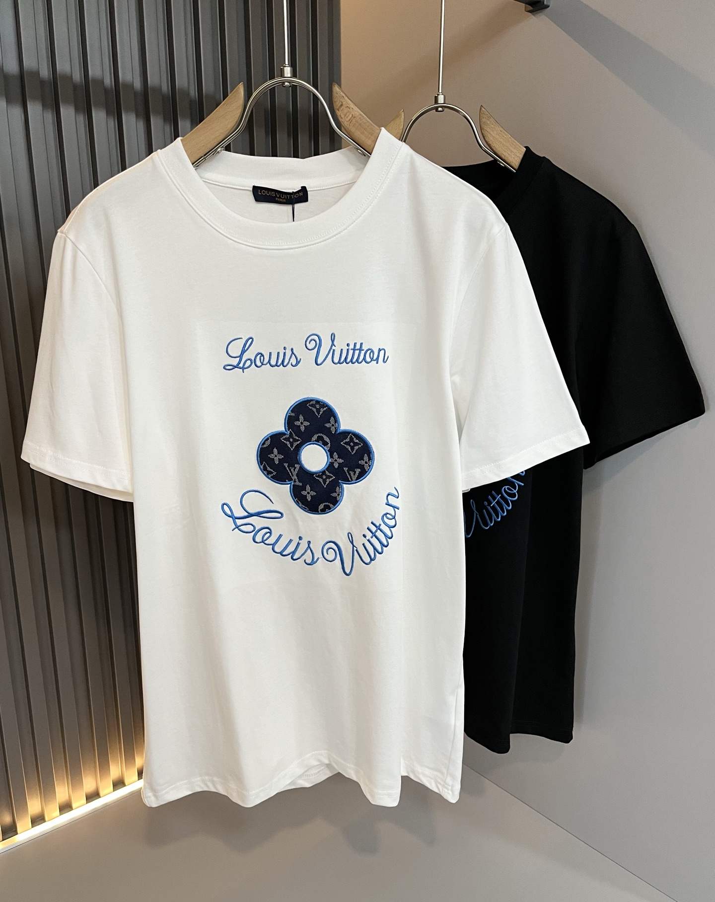 NO:455865,LouisVuitt*Louis*Deng The new series of spring and summer 2025 products are launched, a very fashionable and avant-garde short-sleeved T-shirt for men and women, with logo embroidery embroidery decoration!  Different from the past, it declares the design concept of brand inheritance!  Its eye-catchingness is no less than any classic style, perfectly presenting the fashionable, high-end and luxurious feeling in front of the world!  Made of imported 260 grams of cotton, selected high-quality pure cotton fabrics, soft and soft to the touch, the real thing is definitely beyond your imagination, close to the body and breathable, even if you sweat profusely, you will not feel greasy or stuffy, and will bring sweating and moisture absorption to the extreme!  Size S-2XL, louis vuitton,louis vuitton,t-shirt,tees,t-shirt,alexander wang19860909LouisVuitt*路易*登 2025春夏全新系列单品上线,非常时髦前卫的一款男女同款短袖T恤,标识logo图案刺绣修饰！区别于以往的不同,宣示品牌传承的设计理念！其吸睛度完全不亚于任何经典款式,将时髦高级感与奢华感完美呈现在世人眼前！客供进口260克全棉材质制成,精选优质纯棉面料,触感软糯亲肤细腻,实物到手绝对超乎你的想象,贴身无比舒适透气,即便是汗流浃背也不会有腻身及闷热感可言,将排汗吸湿性发挥到了极致！尺码S-2XL,,louis vuitton,louis vuitton,T-shirt,tees，t-shirt,alexander wang,Men's clothing