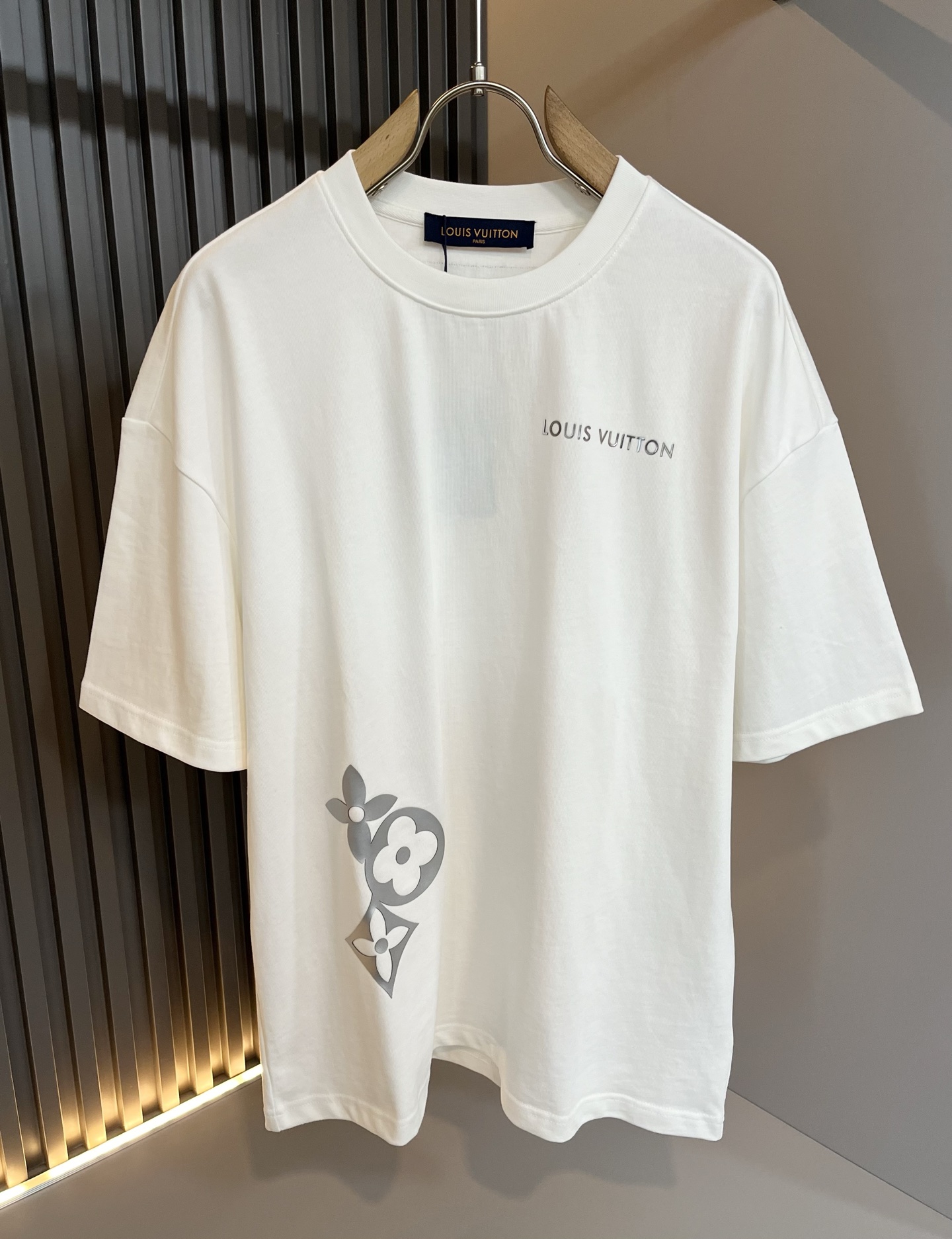 NO:455880,LouisVuitt*Louis*Deng The new series of spring and summer 2025 products are launched, a very fashionable and avant-garde casual suit for men and women, with logo pattern glue-touching decoration!  Different from the past, it declares the design concept that has been passed down for many years in the brand!  Its eye-catchingness is no less than any classic style, perfectly presenting the fashionable, high-end and luxurious feeling in front of the world!  Made of imported cotton, the customer-supplied and imported cotton material is selected, with a high-quality 260g pure cotton fabric, which has a soft and soft touch, and the real thing is definitely beyond your imagination. It is extremely comfortable and breathable in close body. Even if you sweat profusely, you will not feel greasy or stuffy. It will bring sweating and moisture absorption to the extreme!  Size M-2XL, louis vuitton,louis vuitton,alexander wang19860909LouisVuitt*路易*登 2025春夏全新系列单品上线,非常时髦前卫的一款男女同款休闲套装,标识logo图案压胶修饰！区别于以往的不同,宣示品牌传承多年的设计理念！其吸睛度完全不亚于任何经典款式,将时髦高级感与奢华感完美呈现在世人眼前！客供进口全棉材质制成,精选优质260g纯棉面料,触感软糯亲肤细腻,实物到手绝对超乎你的想象,贴身无比舒适透气,即便是汗流浃背也不会有腻身及闷热感可言,将排汗吸湿性发挥到了极致！尺码M-2XL,,louis vuitton,louis vuitton,alexander wang,Men's clothing