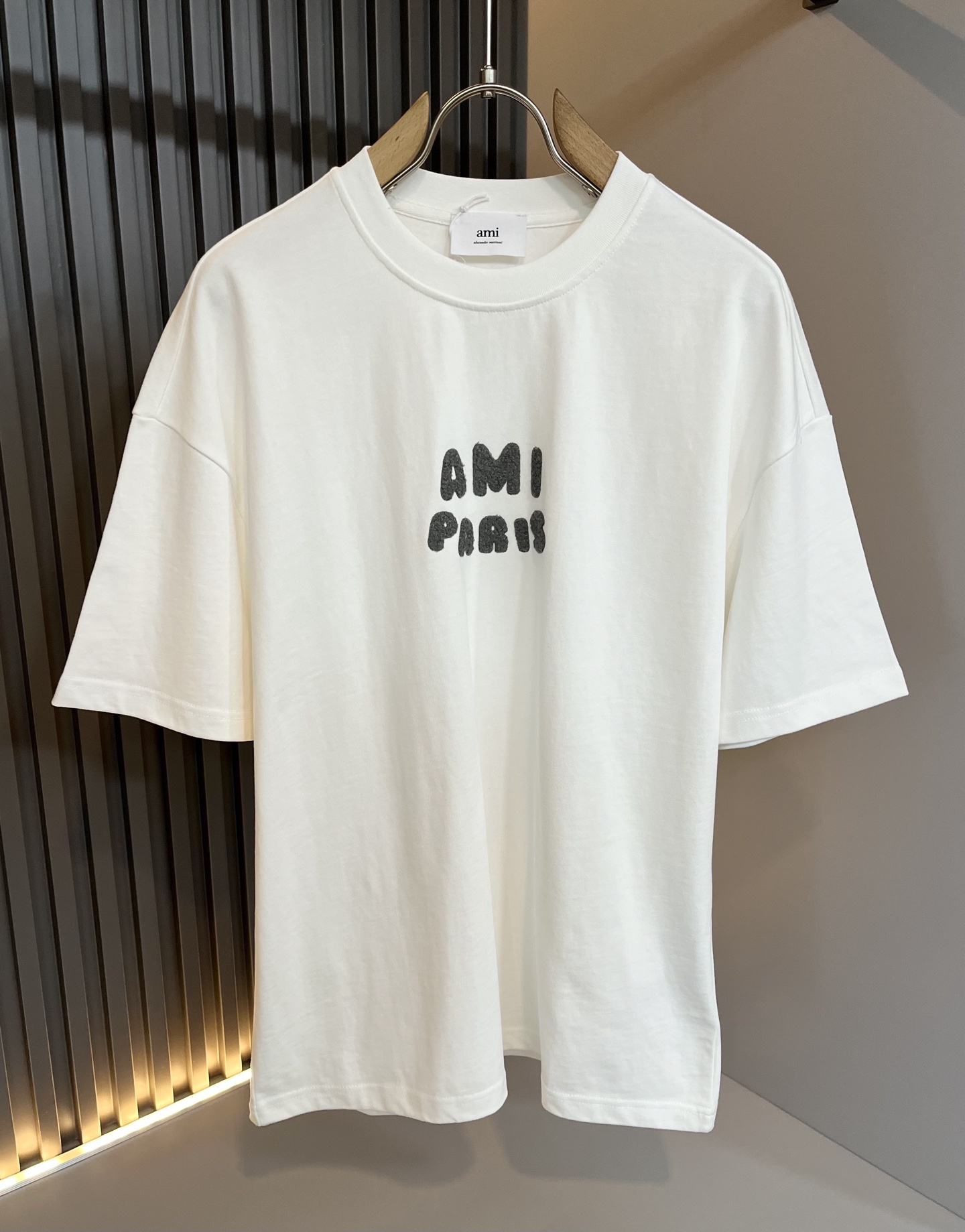 NO:455860,AMI 2025 spring and summer new men and women's same casual suit, the latest model is exclusively available on the entire network!  !  ~ It is classic and fashionable and versatile, who doesn’t like it? It will show the classic again. It is very pleasing to the eye and comes with a low luxury halo and recognition!  The traditional brand concept and modern advanced technology are perfectly combined. Coupled with the extremely modern and simple design, the exclusive letter logo velvet design!  Customized 100% imported pure cotton fabric!  The texture of this model is quite touching, the specifications and grades are known with tentacles. The degree of delicateness and breathability are top-notch!  Size M-2XL, alexander wang19860909AMI 2025春夏新款男女同款休闲套装,最新款全网独家首上！！~既经典有时尚百搭,谁不爱啊,将经典再次展现,非常的耐看,自带低奢光环与辨识度！传统的品牌理念和现代化的先进技术进行了完美结合.加上极其现代摩登风范的简约设计,专属字母logo压绒设计！定制百分百进口纯棉面料！此款的质感相当感人 触手便知规格档次 细腻程度与透气效果堪称顶级！尺码M-2XL,,alexander wang,Men's clothing