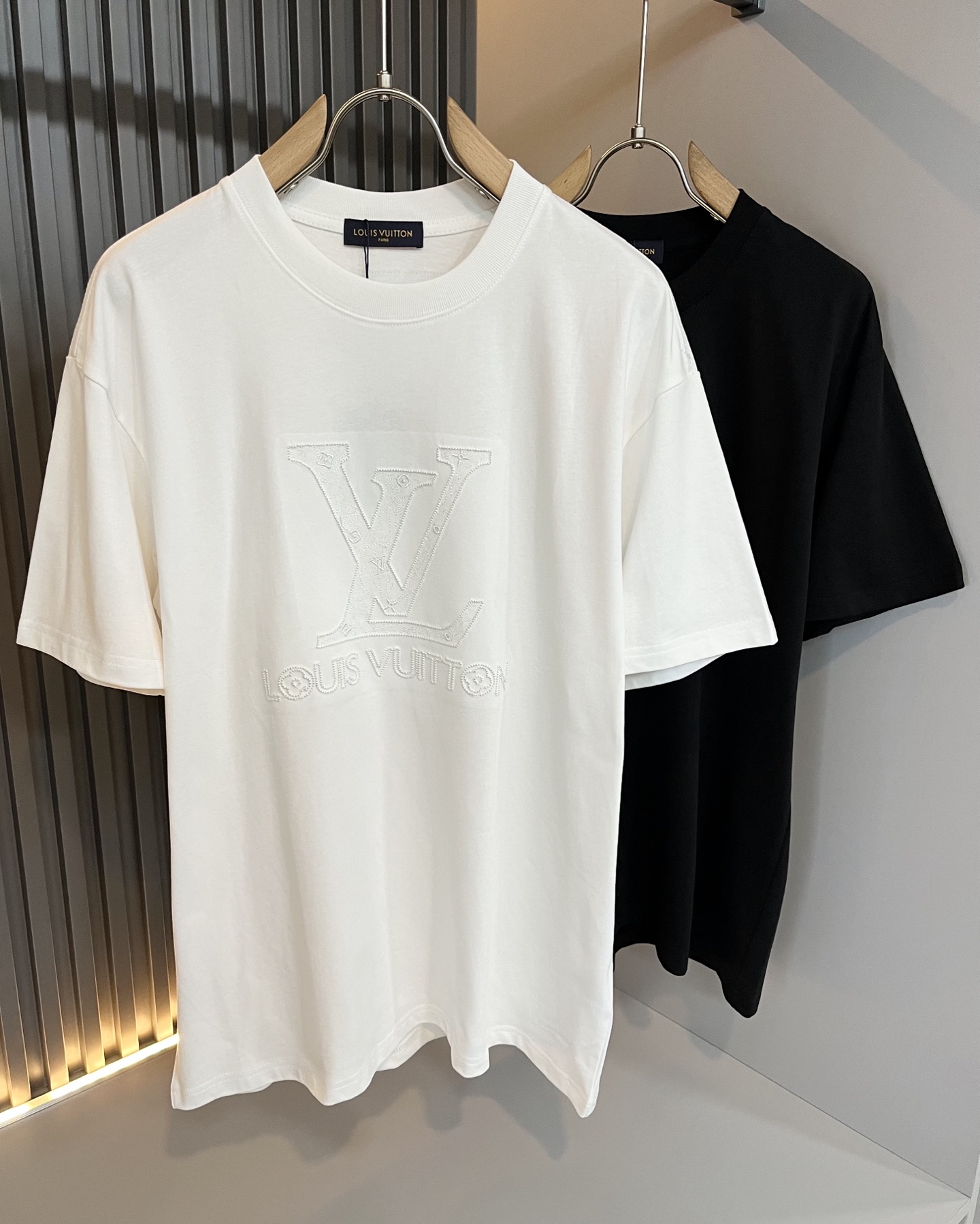 NO:458828,LouisVuitt*Louis*Deng The new series of spring and summer 2025 products are launched, a very fashionable and avant-garde short-sleeved T-shirt for men and women, with logo embroidery embroidery decoration!  Different from the past, it declares the design concept of brand inheritance!  Its eye-catchingness is no less than any classic style, perfectly presenting the fashionable, high-end and luxurious feeling in front of the world!  Made of imported 260 grams of cotton, selected high-quality pure cotton fabrics, soft and soft to the touch, the real thing is definitely beyond your imagination, close to the body and breathable, even if you sweat profusely, you will not feel greasy or stuffy, and will bring sweating and moisture absorption to the extreme!  Size S-2XL, louis vuitton,louis vuitton,t-shirt,tees,t-shirt,alexander wang19860909LouisVuitt*路易*登 2025春夏全新系列单品上线,非常时髦前卫的一款男女同款短袖T恤,标识logo图案刺绣修饰！区别于以往的不同,宣示品牌传承的设计理念！其吸睛度完全不亚于任何经典款式,将时髦高级感与奢华感完美呈现在世人眼前！客供进口260克全棉材质制成,精选优质纯棉面料,触感软糯亲肤细腻,实物到手绝对超乎你的想象,贴身无比舒适透气,即便是汗流浃背也不会有腻身及闷热感可言,将排汗吸湿性发挥到了极致！尺码S-2XL,,louis vuitton,louis vuitton,T-shirt,tees，t-shirt,alexander wang,Men's clothing