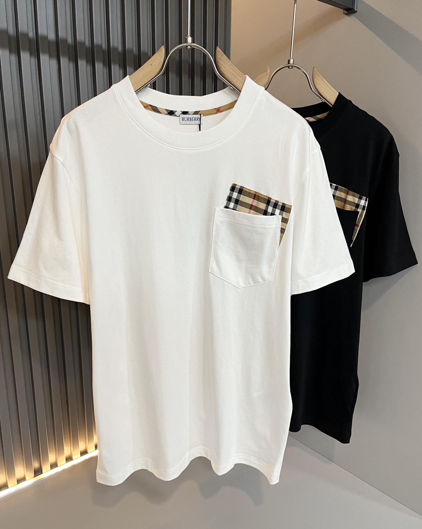 NO:455875,BURBER*Y Ba*li's new spring and summer 2025 short-sleeved T-shirt for men and women, is coming, and is made of a popular environmentally friendly pure cotton fabric recently. It is a high-end outdoor sports and leisure series, which is very popular in sports!  BUR's latest special material, chest logo pattern plaid pocket design!  Fabric is also called memory cloth, which refers to fabrics with morphological memory functions. It instantly kills all versions on the market. It can only be said that it is not a level of existence at all. Whether it is material, detail restoration and craftsmanship, you are not afraid of any challenges. Just to contribute wonderful products to everyone. As always, it is consistent. A style that implements the core concept of BUR will be closely tied to fashion, always maintaining perfection, a simple but not simple design style perfectly meets the outfit you need in daily life. Size: M-3XL, burberry, T-shirt, tees, t-shirt, alexander wang19860909BURBER*Y巴*莉2025春夏新品男女同款短袖T恤,重磅来袭,最近比较火热的环保纯棉面料制作而成,高端户外运动休闲系列,非常火热运动风潮！BUR最新研发的特殊材质,胸前标志logo图案格子口袋设计！面料也叫记忆布,是指具有形态记忆功能的面料,秒杀市面上一切版本,只能说根本就不是一个级别的存在,不管是材质还是细节还原度以及工艺制作方面,不惧任何挑战,只为给大家奉献绝妙产物一如既往,始终如一,贯彻了BUR核心理念的一个款式将与时尚紧紧的捆绑在一起,时刻保持完美,简约而不简单的的设计风格,完美的满足了你日常所需要的穿搭.尺码:M-3XL,,burberry,T-shirt,tees，t-shirt,alexander wang,Men's clothing