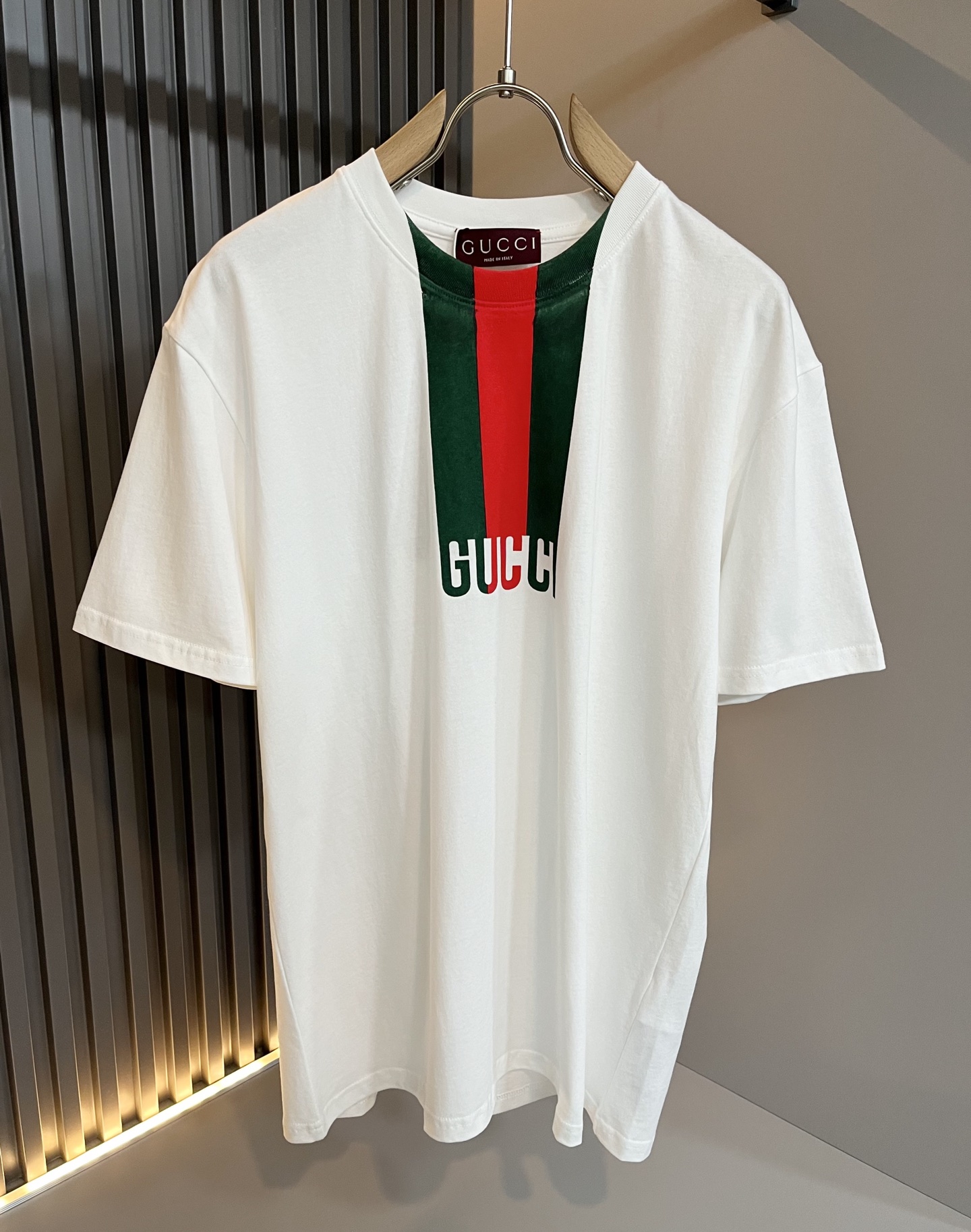 NO:461150,Gucc* Gujia 2025 spring and summer new style for men and women couples casual loose cotton round neck short-sleeved T-shirt!  Trading companies have sparse channels and are released on the official website at the same time!  The latest series of spring and summer 2025, classic fashion design elements, injecting full vitality into the new series. This T-shirt is carefully selected for imported cotton fabrics. The fabric feels skin-friendly and soft and delicate, and the body logo print design!  It has an extremely comfortable and breathable wearing experience. The whole item is very eye-catching and fashionable, and is deeply loved by young people today!  The loose round neck cut is a neutral style regardless of age and gender, suitable for matching all the styles and looks you need in your daily life!  It is recommended to wear couple outfits to go out on the street to make it more pleasing to the eye!  Size S-XL, gucci, gucci, T-shirt, tees, t-shirt, alexander wang19860909Gucc*古家 2025春夏新款男女同情侣款休闲宽松棉质圆领短袖T恤衫！贸易公司渠道稀出,同步官网发售 ！ 2025春夏最新系列,经典时尚设计元素,为全新系列注入满满活力,这款T恤衫用心甄选客供进口棉面料制成,面料手感亲肤柔软细腻,衣身logo印花设计！拥有着无比舒适透气性的穿着体验,整件单品极具吸睛度与时尚感,深受当下年轻人的喜爱！基础宽松的圆领版型裁剪,不分年龄与性别的中性款式,适合搭配你日常所需的所有风格与造型！建议搭配情侣装出街会更为养眼出色！尺码S-XL,,gucci,gucci,T-shirt,tees，t-shirt,alexander wang,Men's clothing