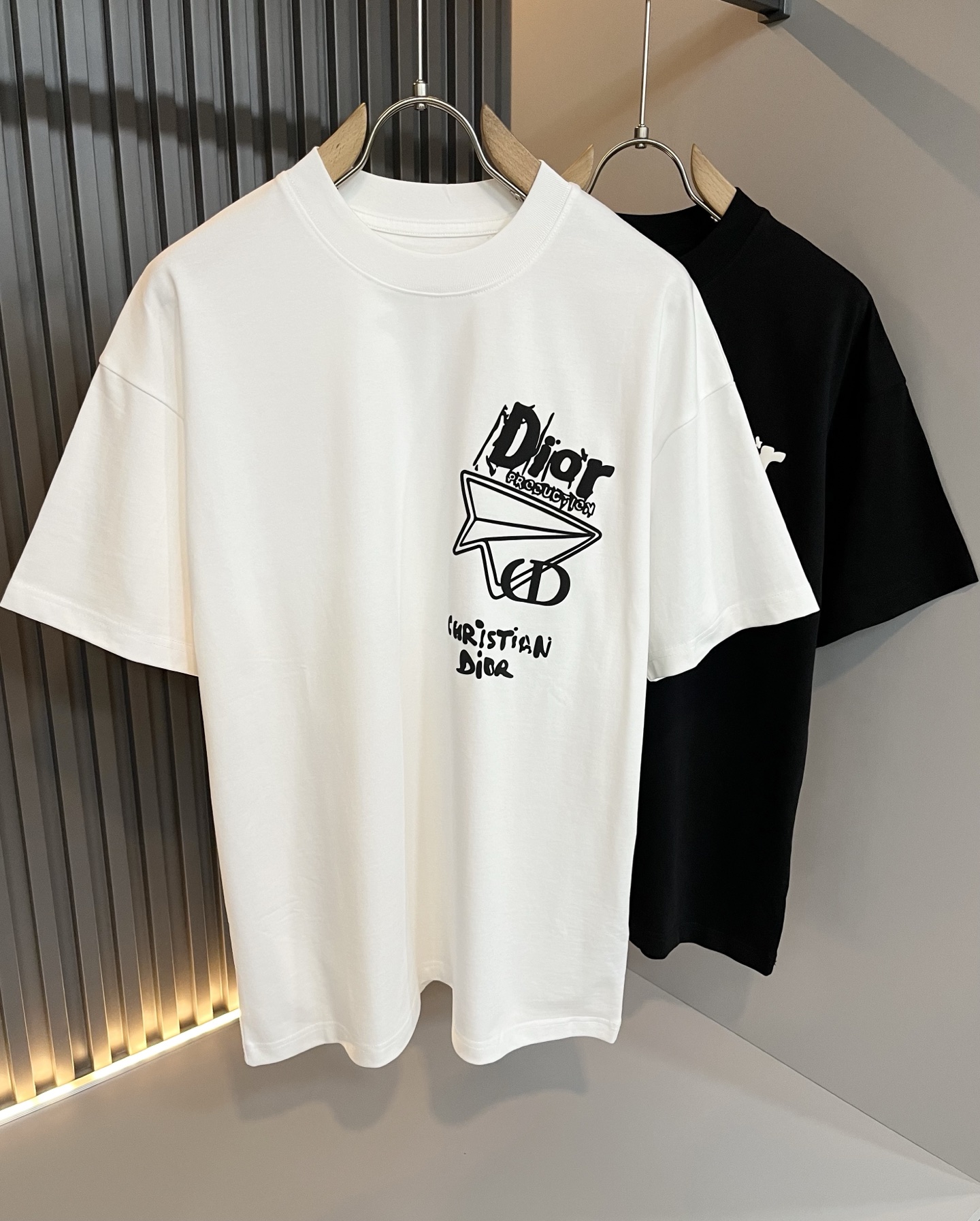 NO:455870,Dio*Dijia 2025 spring and summer new short-sleeved T-shirt for men and women, and the counter is available at the same time!  Customized exclusive 260g pure cotton fabric, customized original craft threads, chest logo pattern glue pressing technology design!  Simple and generous, calm and versatile, extremely high-end, perfectly integrated with fashion and style, a top fashionable style that perfectly suits the outside wear!  The overall feeling is natural!  The ultimate classic versatile short-sleeved T-shirt adopts the latest three-dimensional letter logo embossed elements design!  The ultimate perfection of heavy industry!  Fans who pursue high quality are please buy them by themselves, and all fans who know the goods are invited to appreciate this model together!  !  Color black white Size M-3XL,,dior,dior,T-shirt,tees,t-shirt,alexander wang19860909Dio*迪家 2025春夏新款男女同款短袖T恤,专柜同步发售！定制专属260克纯棉面料,定制原版工艺螺纹,胸前logo图案压胶工艺设计！简约大方,从容百搭,档次极高,完美融入时尚还有风情感一款完美符合外穿的顶尖时髦气质款！整体给人浑然天成的感觉！极致经典的百搭型短袖T恤,采用最新的立体字母logo压胶元素设计！极致的重工极致的完美！追求高品质的粉丝们请自行抢购,诚邀所有识货的粉丝一同鉴赏此款！！颜色黑色 白色 尺码M-3XL,,dior,dior,T-shirt,tees，t-shirt,alexander wang,Men's clothing