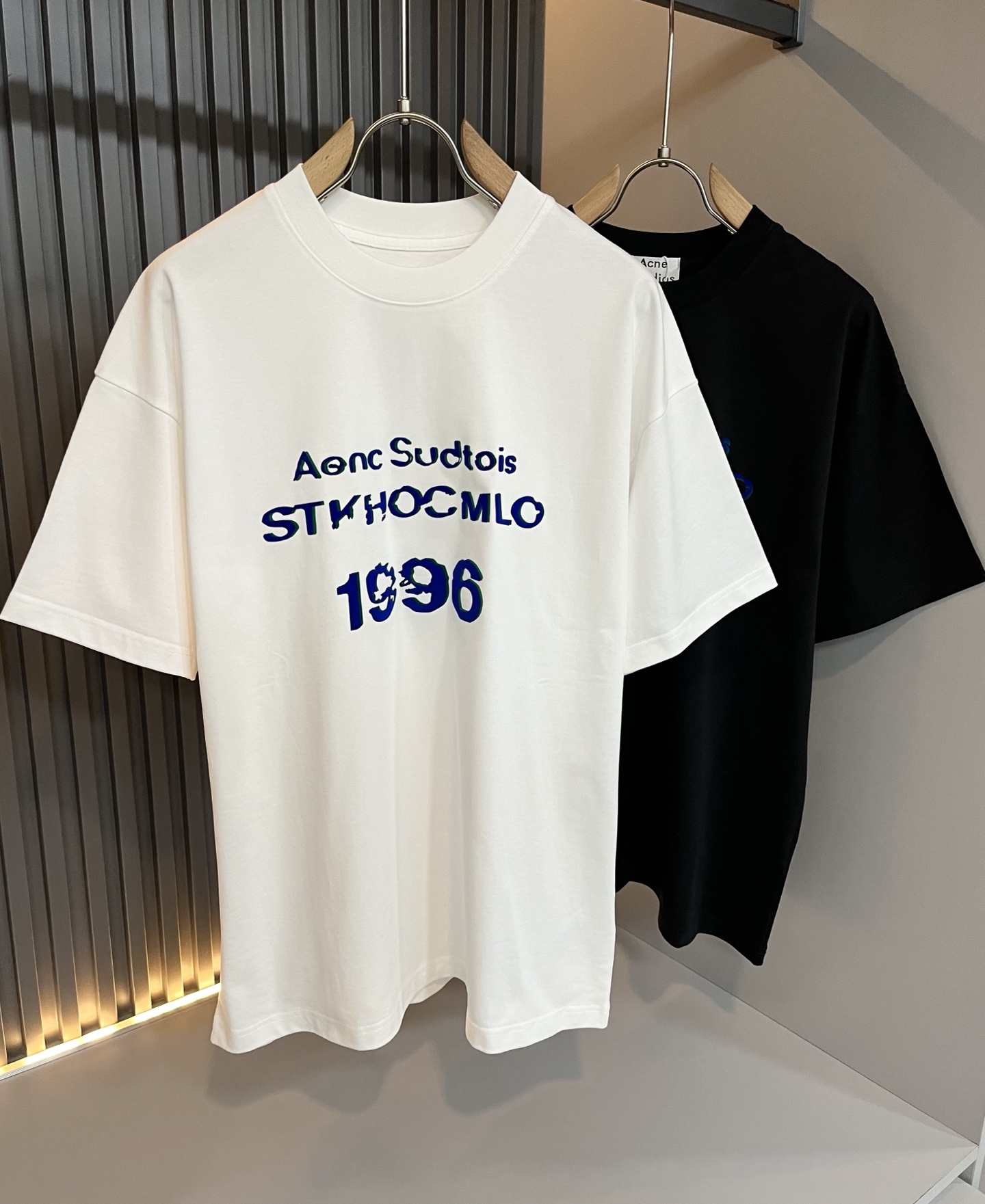 NO:455894,Acne Studio*os 2025 spring and summer new short-sleeved T-shirt for men and women, and the counter is available at the same time!  Customized exclusive wash water pure cotton fabric, customized original craft thread, and body design logo embossing design!  Perfectly integrated with fashion and style, a top-notch fashionable style that perfectly suits the outside wear!  The overall feeling is natural!  The ultimate classic versatile short-sleeved T-shirt, the ultimate heavy industry and the ultimate perfection!  Fans who pursue high quality are please buy them by themselves, and all fans who know the goods are invited to appreciate this model together!  Size M-3XL, acne studios, T-shirt,tees, t-shirt,alexander wang19860909Acne Studi*os2025春夏新款男女同款短袖T恤,专柜同步发售！定制专属洗水纯棉面料,定制原版工艺螺纹,衣身设计标识logo压胶设计！完美融入时尚还有风情感一款完美符合外穿的顶尖时髦气质款！整体给人浑然天成的感觉！极致经典的百搭型短袖T恤,极致的重工极致的完美！追求高品质的粉丝们请自行抢购,诚邀所有识货的粉丝一同鉴赏此款！尺码M-3XL,,acne studios,T-shirt,tees，t-shirt,alexander wang,Men's clothing