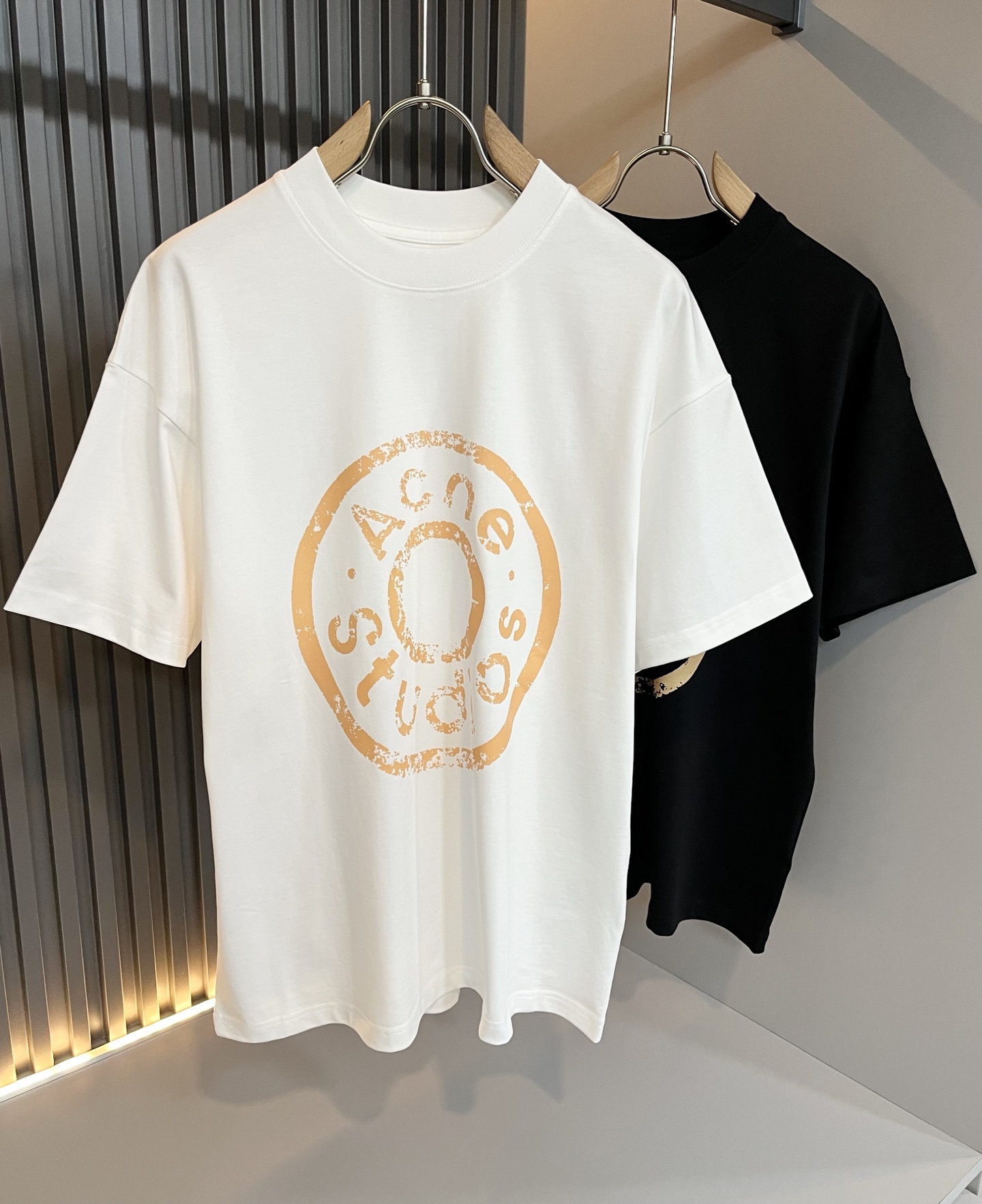 NO:455850,Acne Studio*os 2025 spring and summer new short-sleeved T-shirt for men and women, and the counter is available at the same time!  Customized exclusive wash water pure cotton fabric, customized original craft thread, and body design logo embossing design!  Perfectly integrated with fashion and style, a top-notch fashionable style that perfectly suits the outside wear!  The overall feeling is natural!  The ultimate classic versatile short-sleeved T-shirt, the ultimate heavy industry and the ultimate perfection!  Fans who pursue high quality are please buy them by themselves, and all fans who know the goods are invited to appreciate this model together!  Size M-3XL, acne studios, T-shirt,tees, t-shirt,alexander wang19860909Acne Studi*os2025春夏新款男女同款短袖T恤,专柜同步发售！定制专属洗水纯棉面料,定制原版工艺螺纹,衣身设计标识logo压胶设计！完美融入时尚还有风情感一款完美符合外穿的顶尖时髦气质款！整体给人浑然天成的感觉！极致经典的百搭型短袖T恤,极致的重工极致的完美！追求高品质的粉丝们请自行抢购,诚邀所有识货的粉丝一同鉴赏此款！尺码M-3XL,,acne studios,T-shirt,tees，t-shirt,alexander wang,Men's clothing