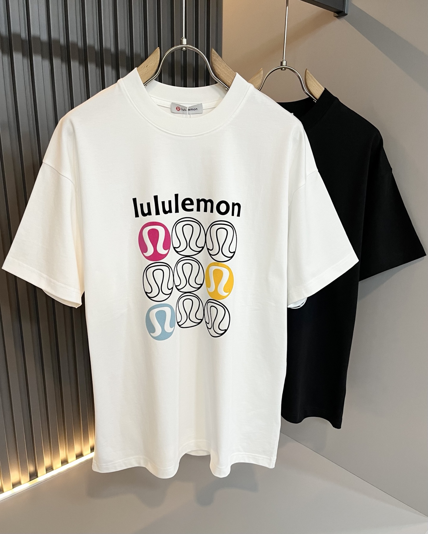 NO:455888,lululemon 2025 spring and summer new short-sleeved T-shirt for men and women, original Italian order channel, very personalized and high-end style, logo pattern velvet pressing technology design!  Couple pure cotton short-sleeved T-shirt!  !  The latest fashion trends and popular products are here, and it is another simple and high-end fashion item. It is a fashion product with very high-end outfit charm. It is a must-have item for fashion trends!  Original Italian manufacturer channels, special-level orders, and released at the same time as Hong Kong, Macao and Taiwan buyers. This model is also the latest popular product of Luo Yiweijia this year and the most classic product. Its specifications and grades are beyond doubt!  !  The choice is very diverse, and it can be said that this model naturally has a fresh and natural feeling, showing the brand charm and high-end feeling. The texture of this model is very good, and the heavy weight and brilliant skin-friendliness that can be seen with hands are even better, and it is a complete enjoyment of wearing!  !  Size: M-3XL, loewe, T-shirt,tees, t-shirt,alexander wang19860909lululemon 露露乐蒙 2025春夏新款男女同款短袖T恤,意大利原厂订单渠道,极具个性高级风,标志logo图案压绒工艺设计！情侣款纯棉短袖T恤！！最新时尚潮流人气产物驾到,又是一款简约高级的时尚单品,穿搭魅力十分高级不俗的时尚产物 ,时尚潮流必备单品！意大利原厂渠道,特供级别订单,同步港澳台买手店发布,此款也是罗意威家今年的最新人气产物,也是最经典的产物,其规格跟档次更是毋庸置疑！！ 选择极具多样化,言而喻此款自然具备那种清新自然的感觉,彰显品牌魅力与高级感,此款的质感十分的到位,用手可以感知的重磅跟出彩亲肤程度更是上佳,十足的穿着享受！！尺码: M-3XL,,loewe,T-shirt,tees，t-shirt,alexander wang,Men's clothing