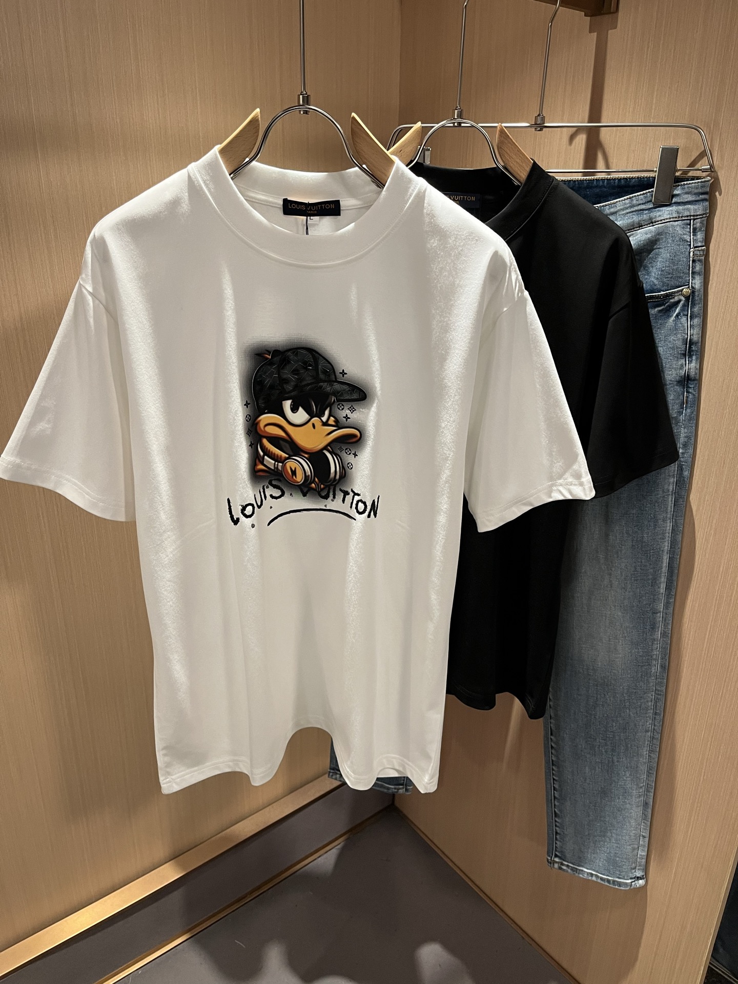 NO:461191,LouisVuitt*Louis*Deng The new series of spring and summer 2025 products are launched, a very fashionable and avant-garde short-sleeved T-shirt for men and women, with logo logo pattern and printing decoration!  Different from the past, it declares the design concept that has been passed down for many years in the brand!  Its eye-catchingness is no less than any classic style, perfectly presenting the fashionable, high-end and luxurious feeling in front of the world!  Made of imported cotton materials, selected high-quality pure cotton fabrics, soft and soft to the touch, the real thing is definitely beyond your imagination, close to the body and breathable, even if you sweat profusely, you will not feel greasy or stuffy, and will bring sweating and moisture absorption to the extreme!  Size M-4XL, louis vuitton,louis vuitton,t-shirt,tees,t-shirt,alexander wang19860909LouisVuitt*路易*登 2025春夏全新系列单品上线,非常时髦前卫的一款男女同款短袖T恤,标识logo图案印花修饰！区别于以往的不同,宣示品牌传承多年的设计理念！其吸睛度完全不亚于任何经典款式,将时髦高级感与奢华感完美呈现在世人眼前！客供进口全棉材质制成,精选优质纯棉面料,触感软糯亲肤细腻,实物到手绝对超乎你的想象,贴身无比舒适透气,即便是汗流浃背也不会有腻身及闷热感可言,将排汗吸湿性发挥到了极致！尺码M-4XL,,louis vuitton,louis vuitton,T-shirt,tees，t-shirt,alexander wang,Men's clothing