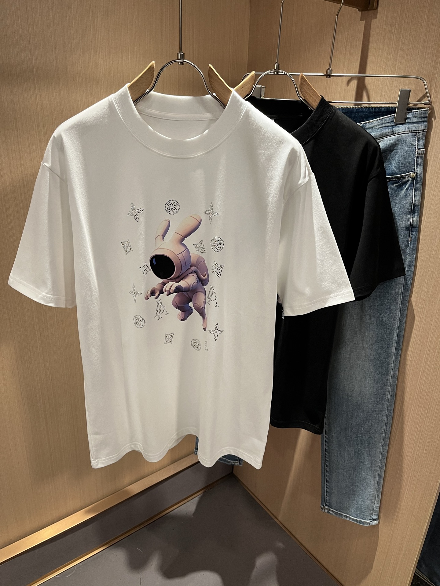 NO:461204,LouisVuitt*Louis*Deng The new series of spring and summer 2025 products are launched, a very fashionable and avant-garde short-sleeved T-shirt for men and women, with logo logo pattern and printing decoration!  Different from the past, it declares the design concept that has been passed down for many years in the brand!  Its eye-catchingness is no less than any classic style, perfectly presenting the fashionable, high-end and luxurious feeling in front of the world!  Made of imported cotton materials, selected high-quality pure cotton fabrics, soft and soft to the touch, the real thing is definitely beyond your imagination, close to the body and breathable, even if you sweat profusely, you will not feel greasy or stuffy, and will bring sweating and moisture absorption to the extreme!  Size M-4XL, louis vuitton,louis vuitton,t-shirt,tees,t-shirt,alexander wang19860909LouisVuitt*路易*登 2025春夏全新系列单品上线,非常时髦前卫的一款男女同款短袖T恤,标识logo图案印花修饰！区别于以往的不同,宣示品牌传承多年的设计理念！其吸睛度完全不亚于任何经典款式,将时髦高级感与奢华感完美呈现在世人眼前！客供进口全棉材质制成,精选优质纯棉面料,触感软糯亲肤细腻,实物到手绝对超乎你的想象,贴身无比舒适透气,即便是汗流浃背也不会有腻身及闷热感可言,将排汗吸湿性发挥到了极致！尺码M-4XL,,louis vuitton,louis vuitton,T-shirt,tees，t-shirt,alexander wang,Men's clothing