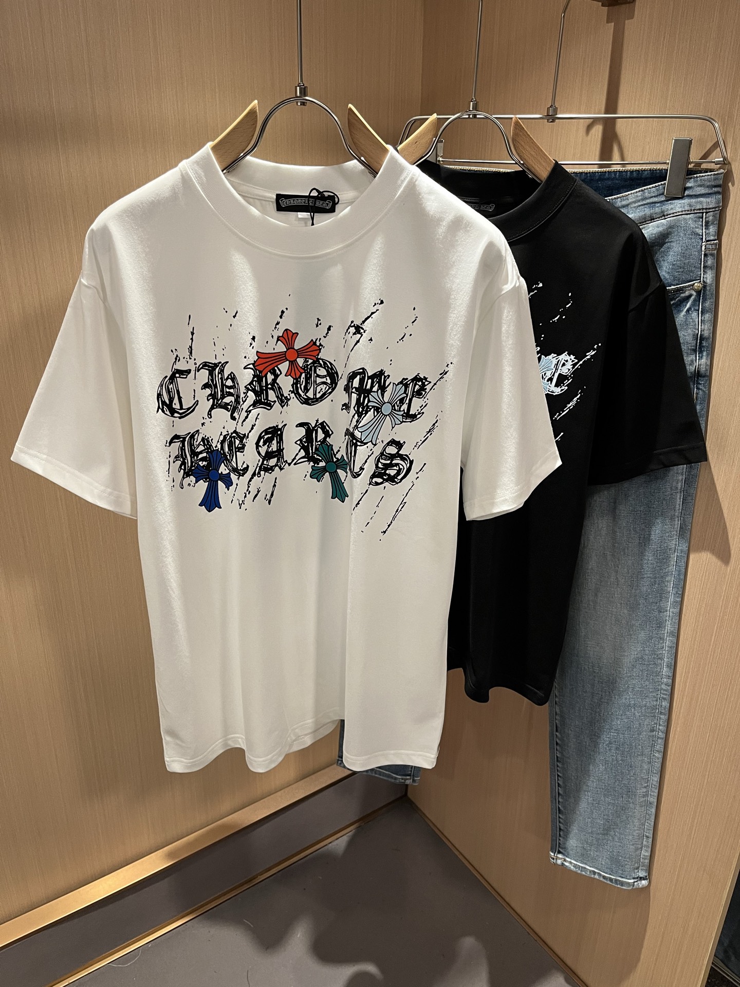 NO:461175,Chrome Hear*s 2025 spring and summer new product for men and women the same style as gram* heart short-sleeved T-shirt, recommended for cracked walls!  The fashionable and arrogant Chrome Hear*s is favored by the whole world. The 2025SS hits the stimulus version, the classic short-sleeved T-sleeved elements, and the front and rear logo printing design!  Full of fashionable luxury style, exuding a charming sense of art!  Large and lazy, high-end exclusive wash water pure cotton material for customer supply!  Super comfortable upper body!  Large oversized shoulder-falling!  Men and women are the same style!  Size M-4XL, chrome hearts, T-shirt,tees, t-shirt,alexander wang19860909Chrome Hear*s 克*心 2025春夏新品男女同款克*心短袖T恤,墙裂推荐！时尚傲娇的Chrome Hear*s,被全世界宠幸着.2025SS引爆款,经典克*心元素断绝短袖T,前后logo印花设计！充满了时尚的奢华风,散发着迷人的艺术感！宽大慵懒,客供高端专属洗水纯棉材质！上身超级舒适！大廓形大落肩！男女同款入！尺码M-4XL,,chrome hearts,T-shirt,tees，t-shirt,alexander wang,Men's clothing