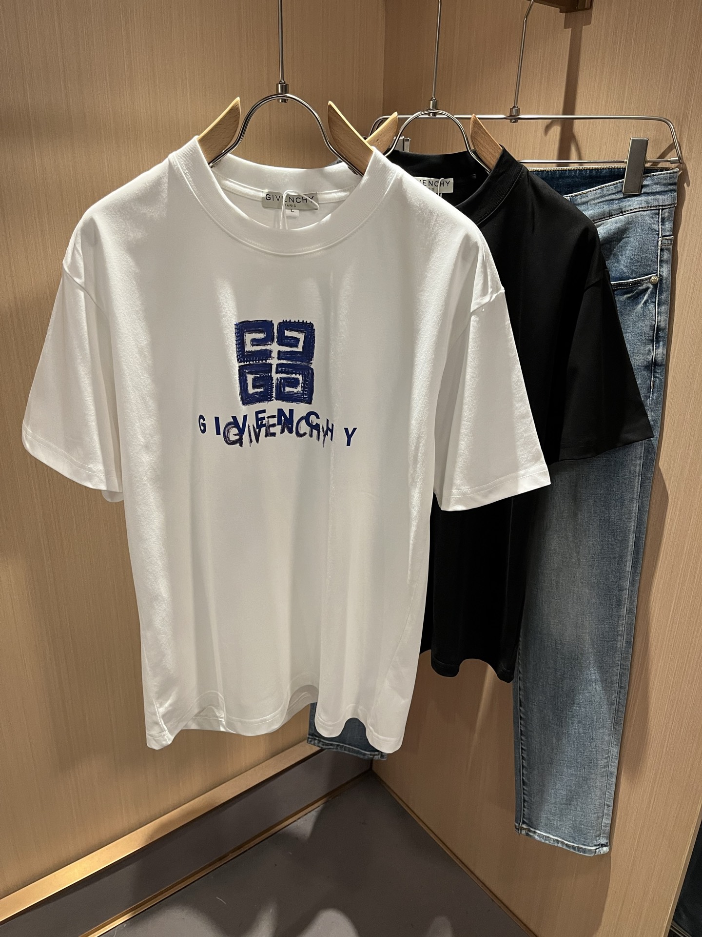 NO:461166,Giv*chy/Ji*xi's new short-sleeved T-shirt for men and women in spring and summer, the main creator has injected new fashion energy into fashion. By exploring various themes and sexy charm, it is highly recognizable and leads the new street fashion trend. This model is the exclusive outstanding design element of G's family, with a logo pattern glue-pressing design!  Perfect fusion, clear and restored patterns, showing the elegant style of the brand. The original 260g pure cotton material is made of solid and high-end fabric, and the upper body can be easily controlled, showing the casual and fashionable charm. Size M-4XL, gucci, T-shirt, tees, t-shirt, alexander wang19860909Giv*chy/纪*希2025春夏新款男女同款短袖T恤,主创时尚注入了全新时尚能量.通过探索各种题材和性感魅力,极具辨识度,引领全新街头时尚潮流.该款是G家独家的出彩设计元素,设计标识logo图案压胶设计！完美融合,图案清晰还原度极高,彰显品牌优雅格调.选用原版260g纯棉材质,面料紧实高级,上身均可轻松驾驭,展现休闲自在时尚魅力.尺码M-4XL,,gucci,T-shirt,tees，t-shirt,alexander wang,Men's clothing