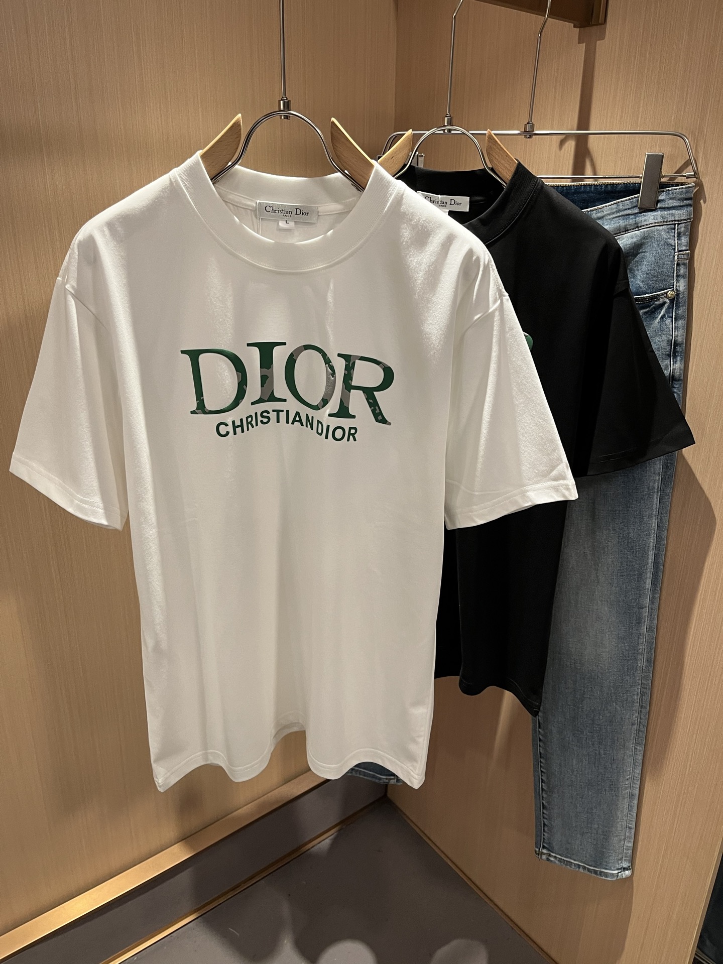 NO:461211,Dio*Dijia 2025 spring and summer new short-sleeved T-shirt for men and women, and the counter is available at the same time!  Customized exclusive 260g pure cotton fabric, customized original craft threads, chest logo pattern glue pressing technology design!  Simple and generous, calm and versatile, extremely high-end, perfectly integrated with fashion and style, a top fashionable style that perfectly suits the outside wear!  The overall feeling is natural!  The ultimate classic versatile short-sleeved T-shirt is designed with the latest three-dimensional letter logo print elements!  The ultimate perfection of heavy industry!  Fans who pursue high quality are please buy them by themselves, and all fans who know the goods are invited to appreciate this model together!  !  Color black white Size M-4XL,,dior,dior,T-shirt,tees,t-shirt,alexander wang19860909Dio*迪家 2025春夏新款男女同款短袖T恤,专柜同步发售！定制专属260克纯棉面料,定制原版工艺螺纹,胸前logo图案压胶工艺设计！简约大方,从容百搭,档次极高,完美融入时尚还有风情感一款完美符合外穿的顶尖时髦气质款！整体给人浑然天成的感觉！极致经典的百搭型短袖T恤,采用最新的立体字母logo印花元素设计！极致的重工极致的完美！追求高品质的粉丝们请自行抢购,诚邀所有识货的粉丝一同鉴赏此款！！颜色黑色 白色 尺码M-4XL,,dior,dior,T-shirt,tees，t-shirt,alexander wang,Men's clothing